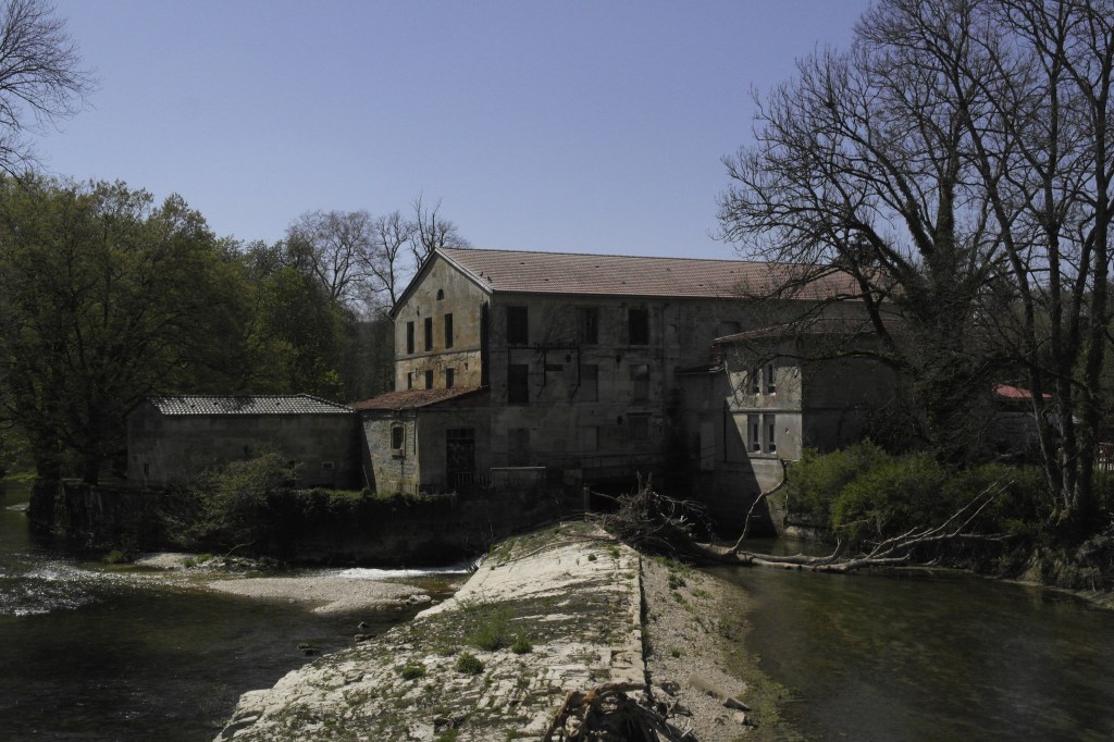 usine désaffectée au bord de l'Ornain, en pierre avec toit à double pente