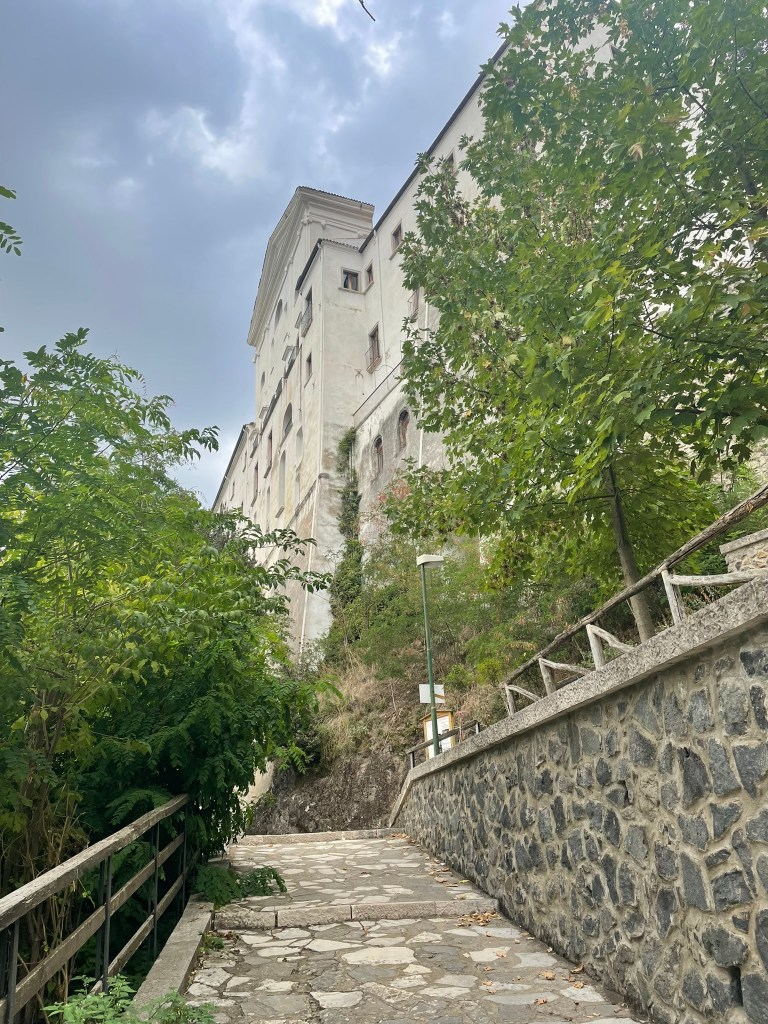 abbaye vue d'en bas, depuis un chemin qui monte
