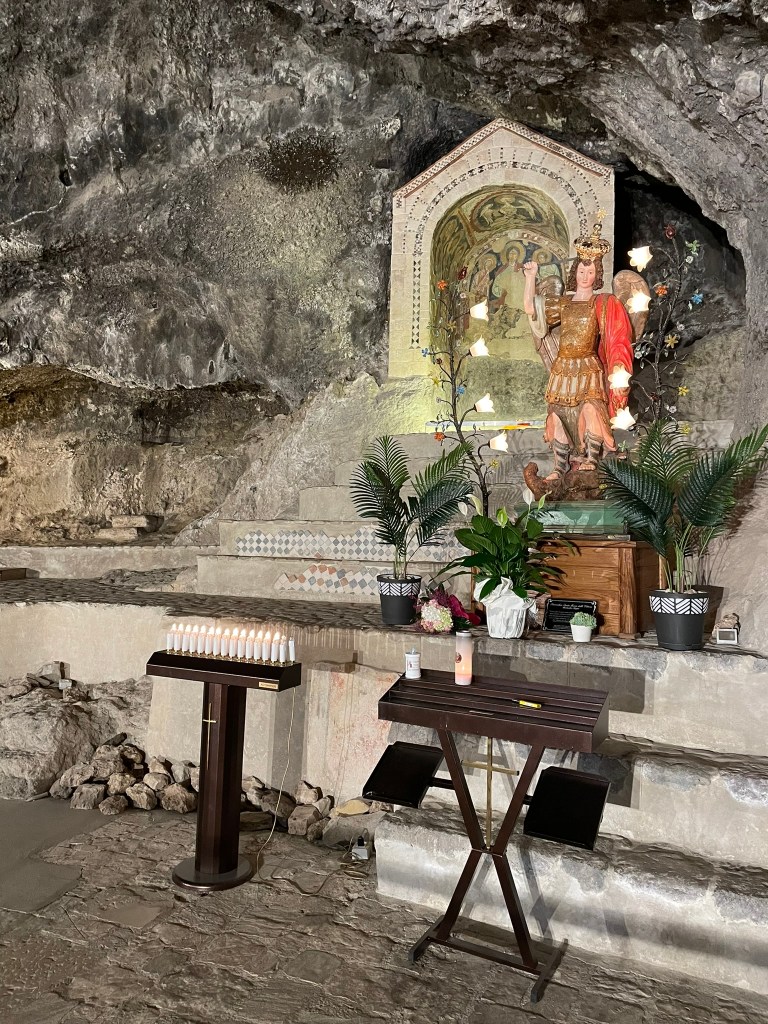 le choeur de l'église, taillé dans la roche
