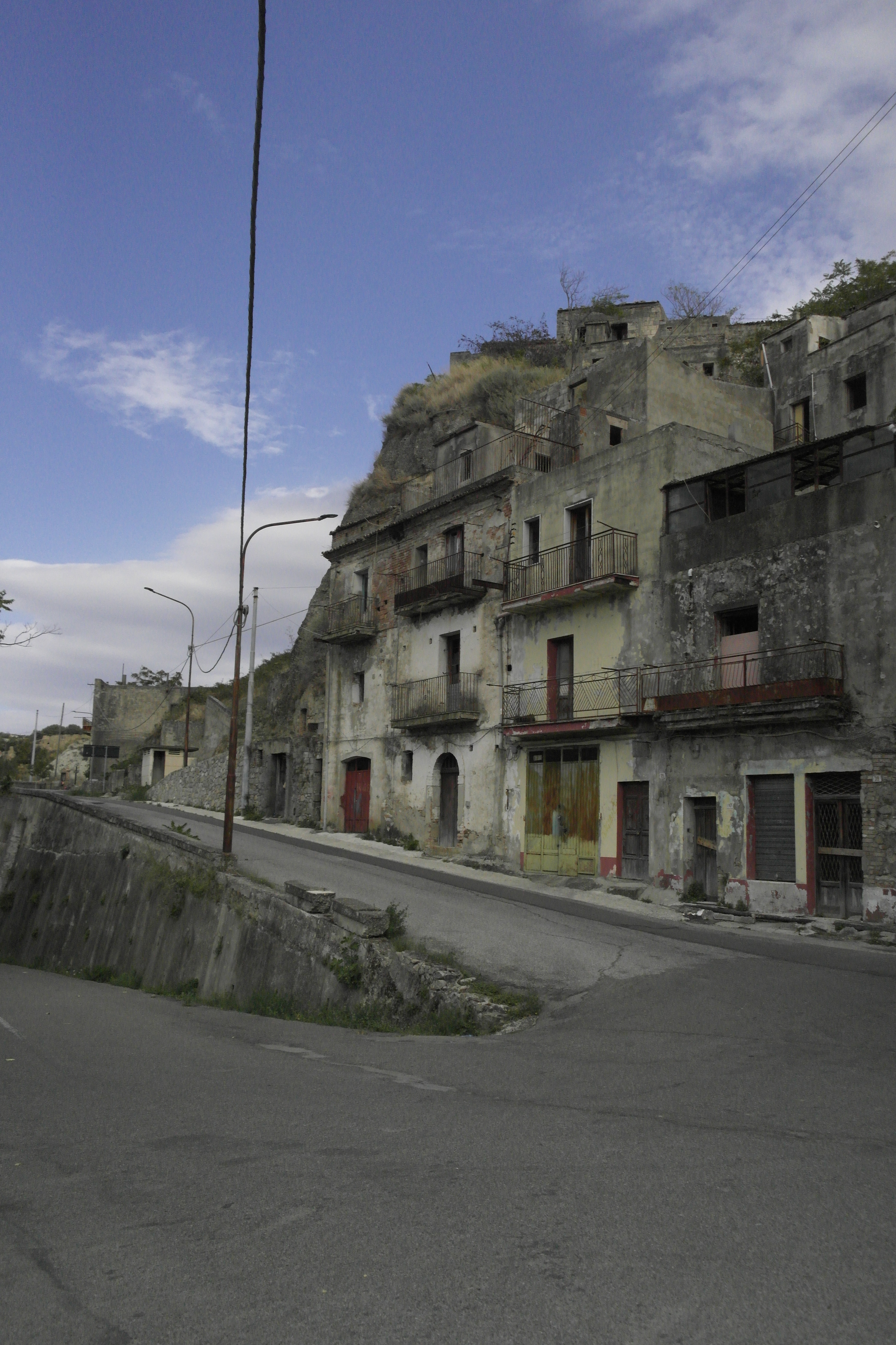 maisons abandonnées au bord d'un virage en épingle