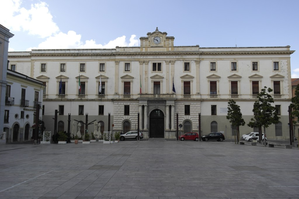 grand édifice qui abrite la préfècture de Potenza