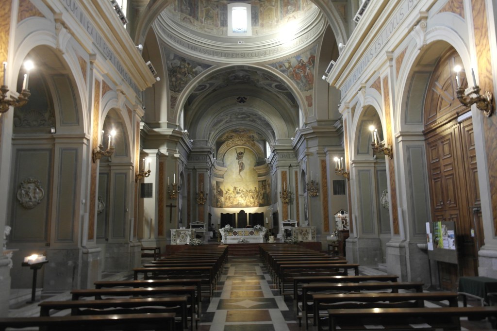 intérieur d'église baroque, richement décoré sur des tons orangés