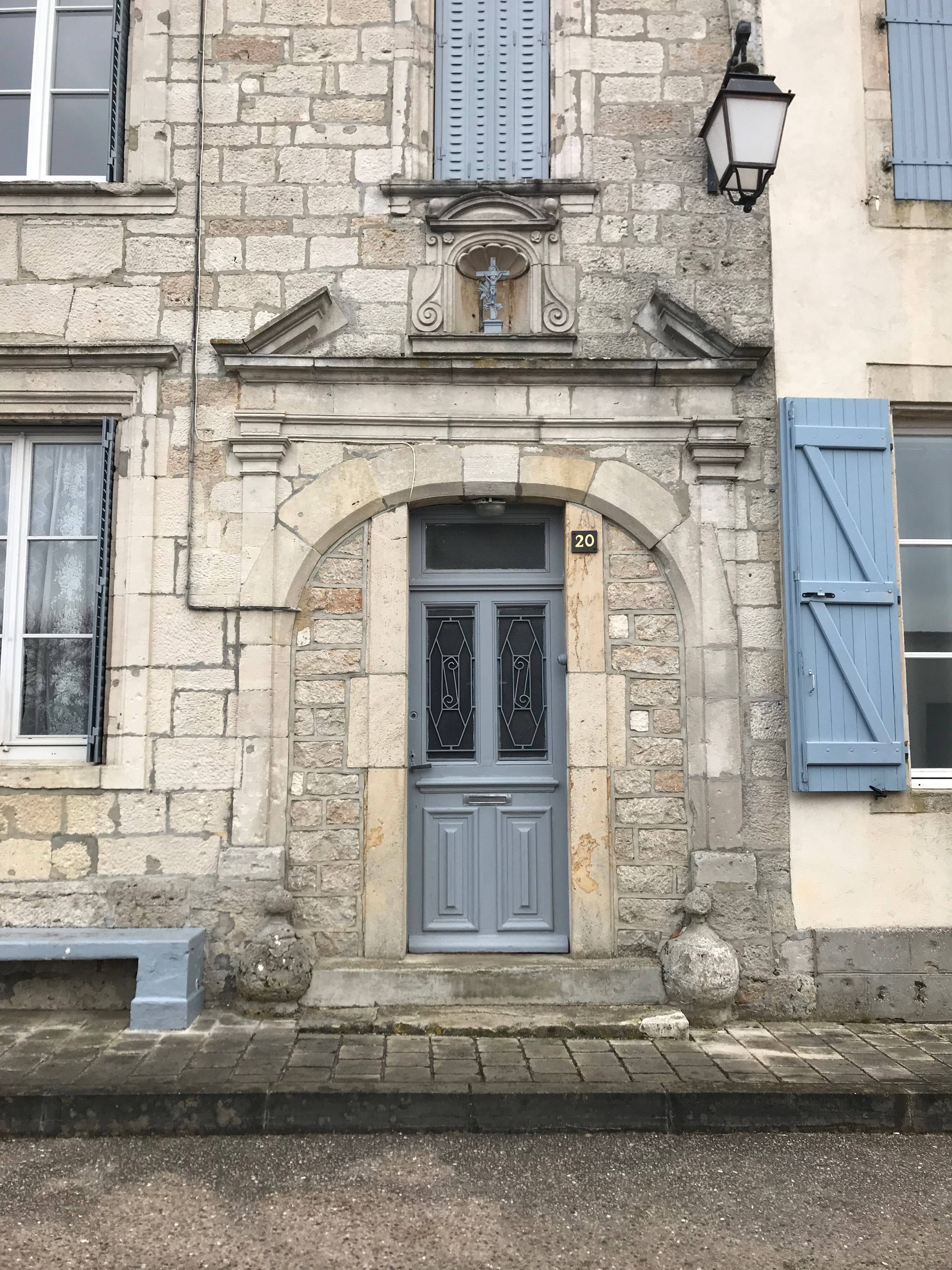 façade renaissance avec fronton au-dessus de la porte et une petite Vierge Marie