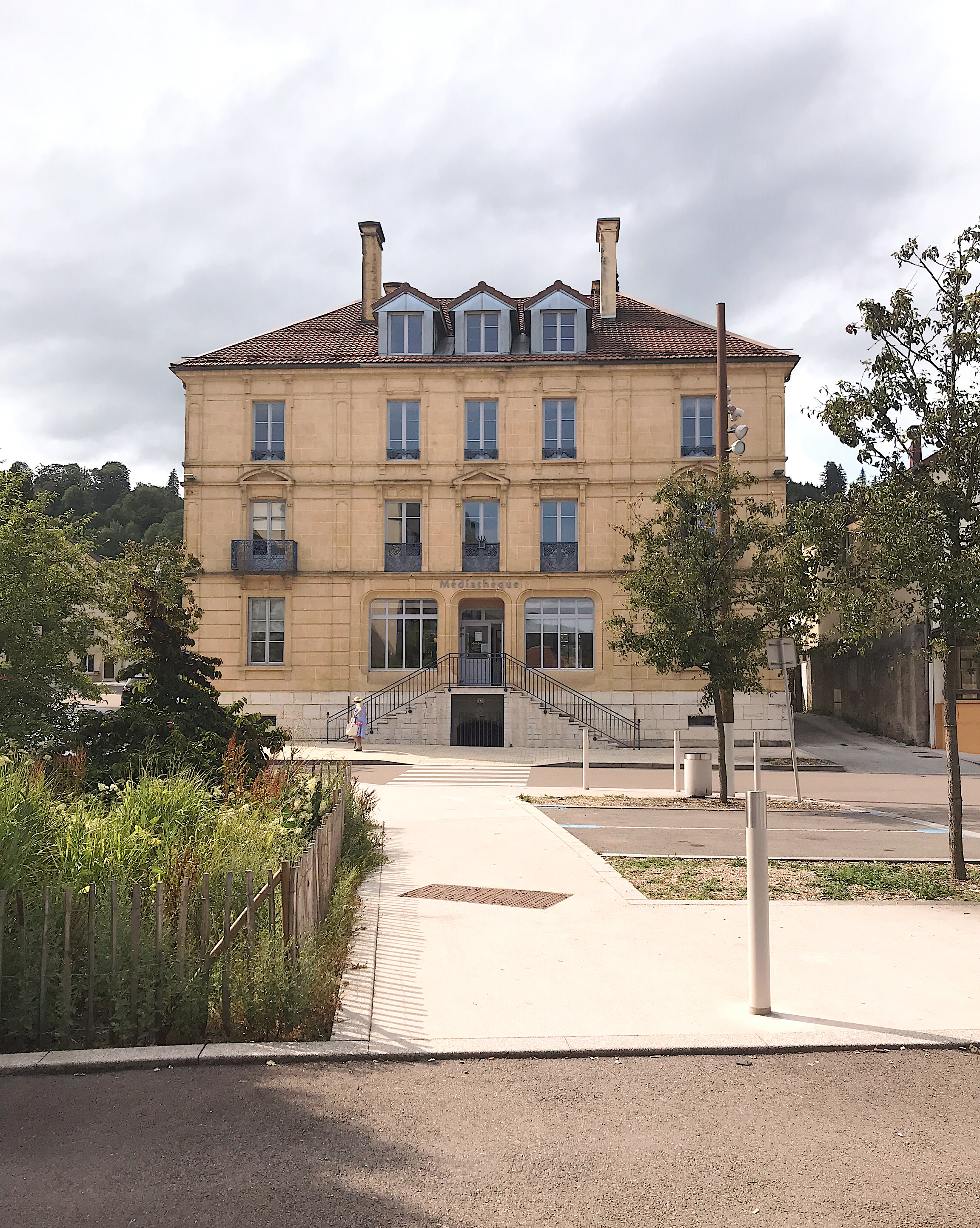 bâtiment en pierre jaune à trois étages