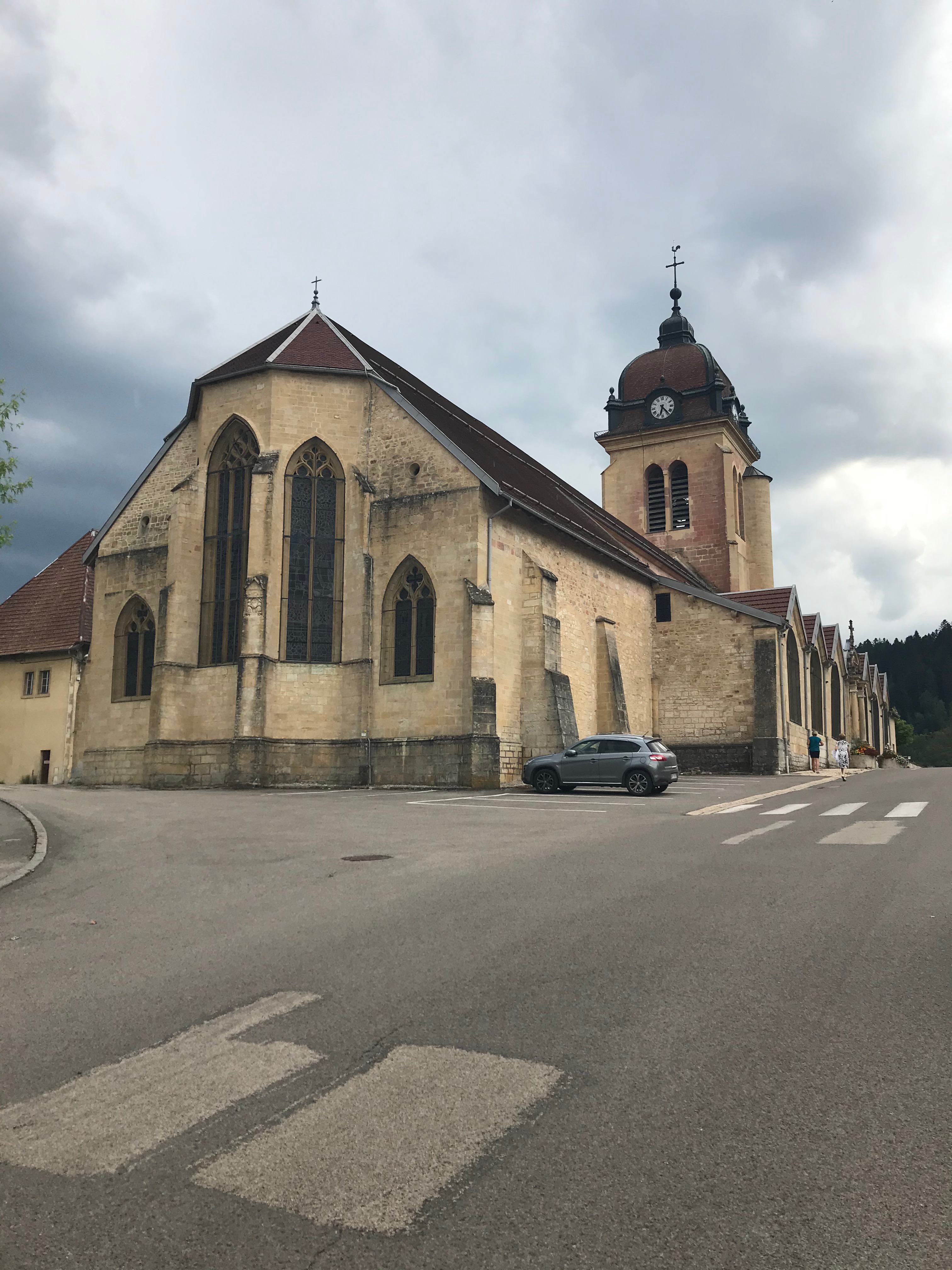 église vue depuis son chevet, clocher comtois en fond