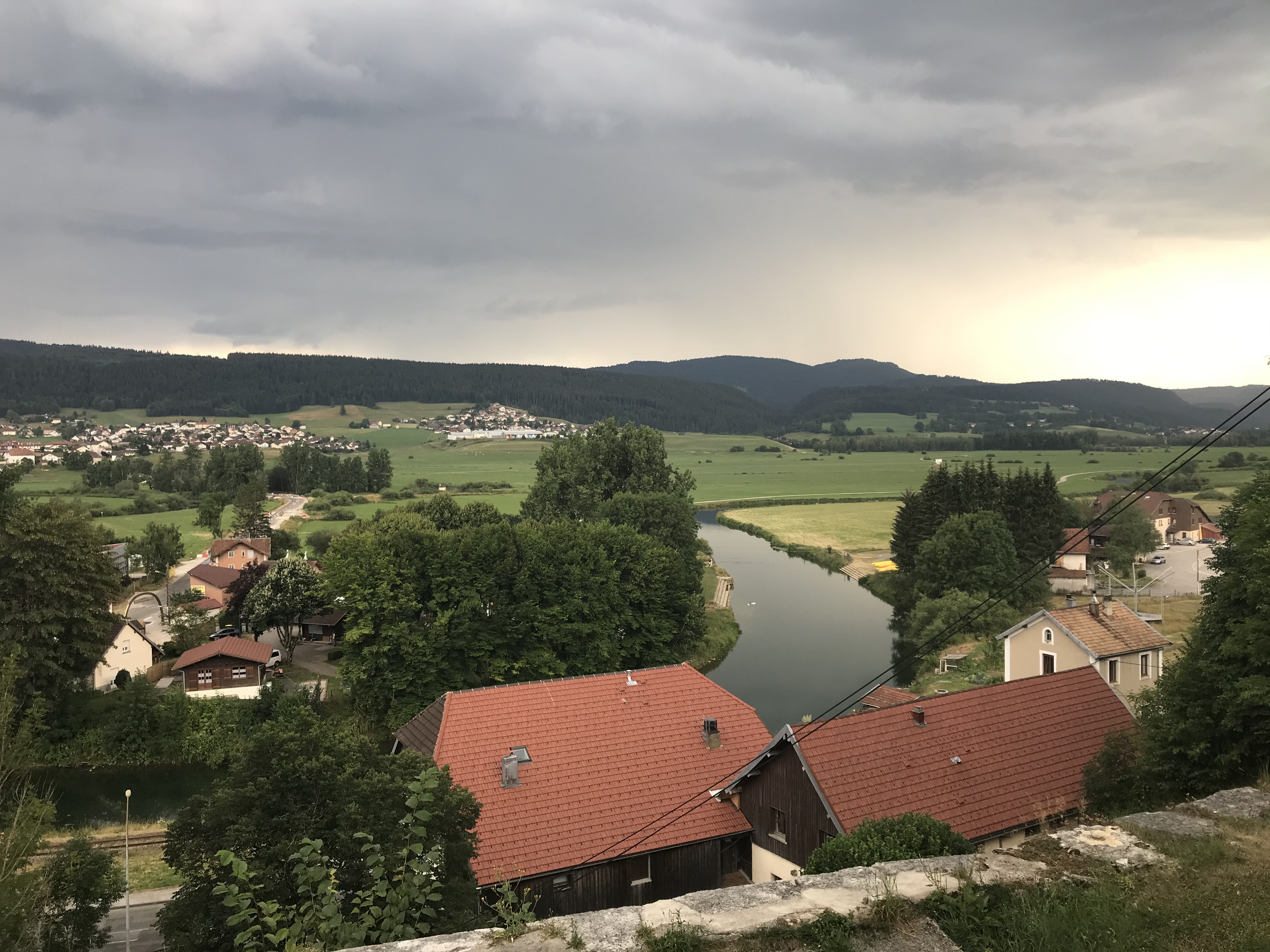 paysage de colline, ville en contrebas