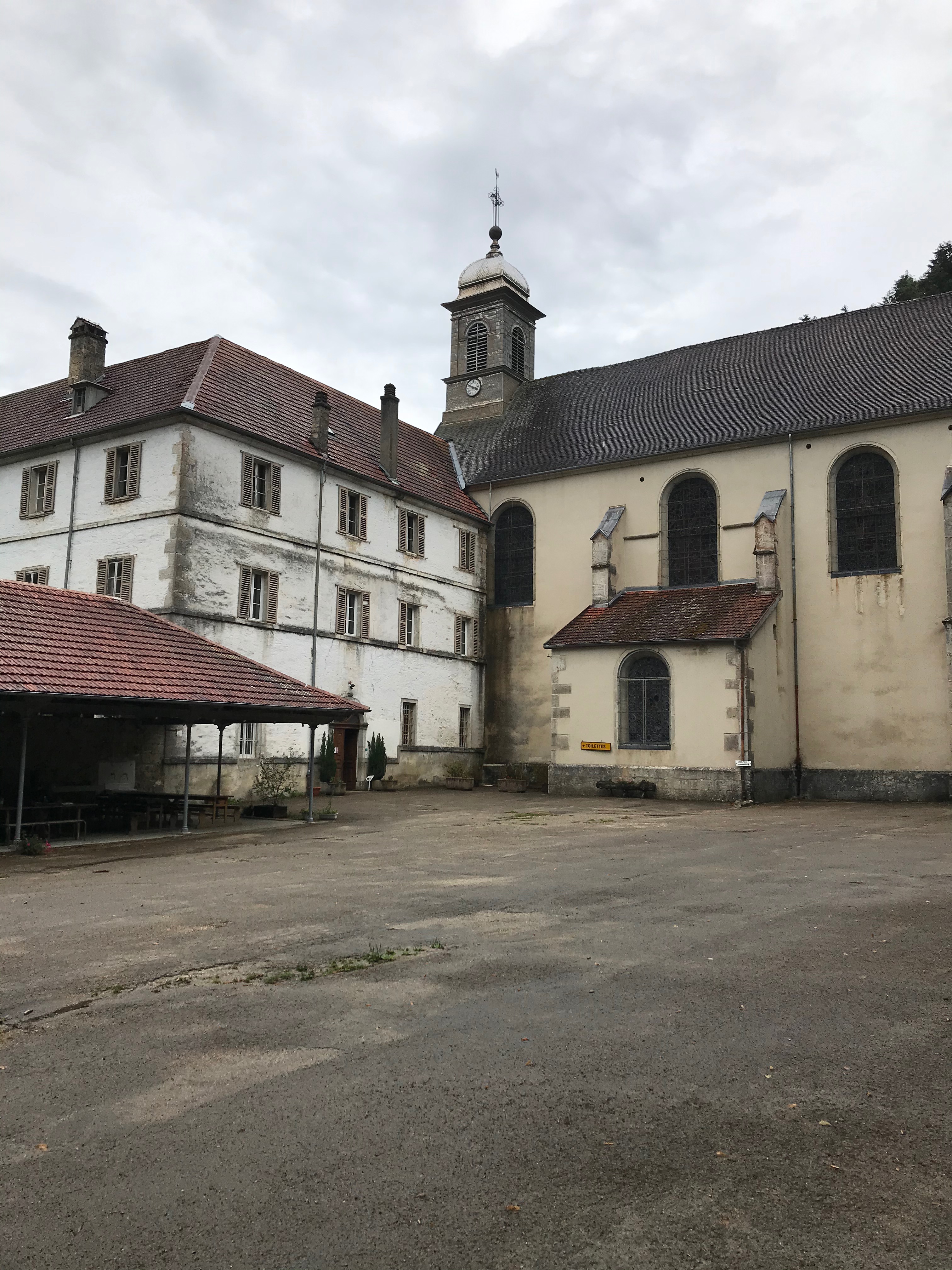 monastère et sa chapelle