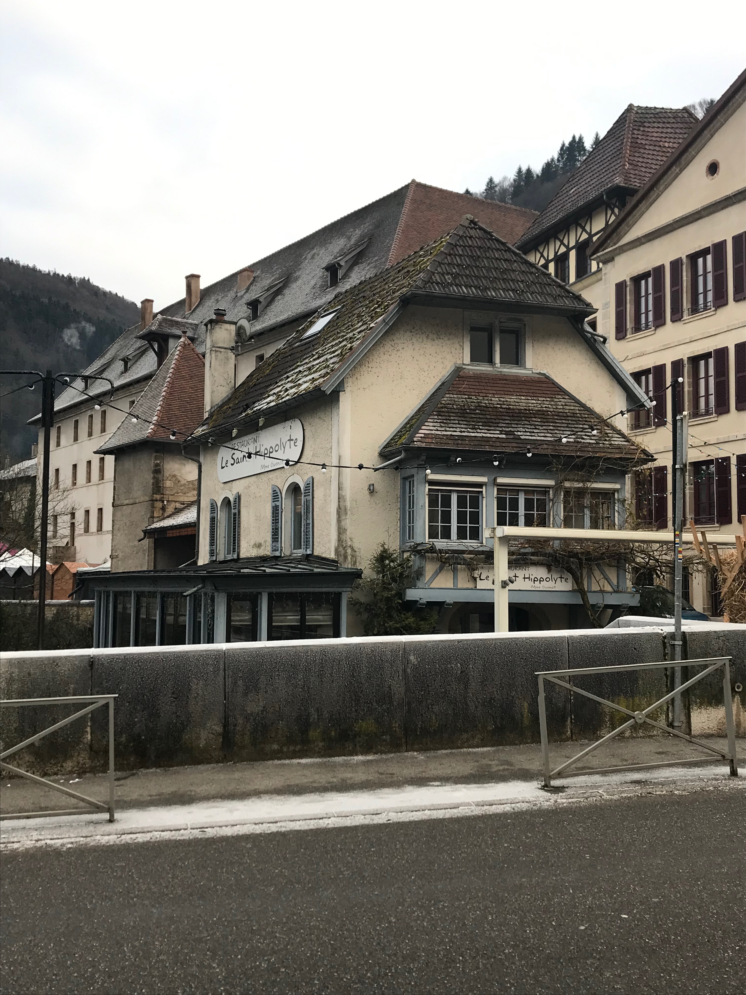 restaurant dans une petite maison au-dessus de l'eau