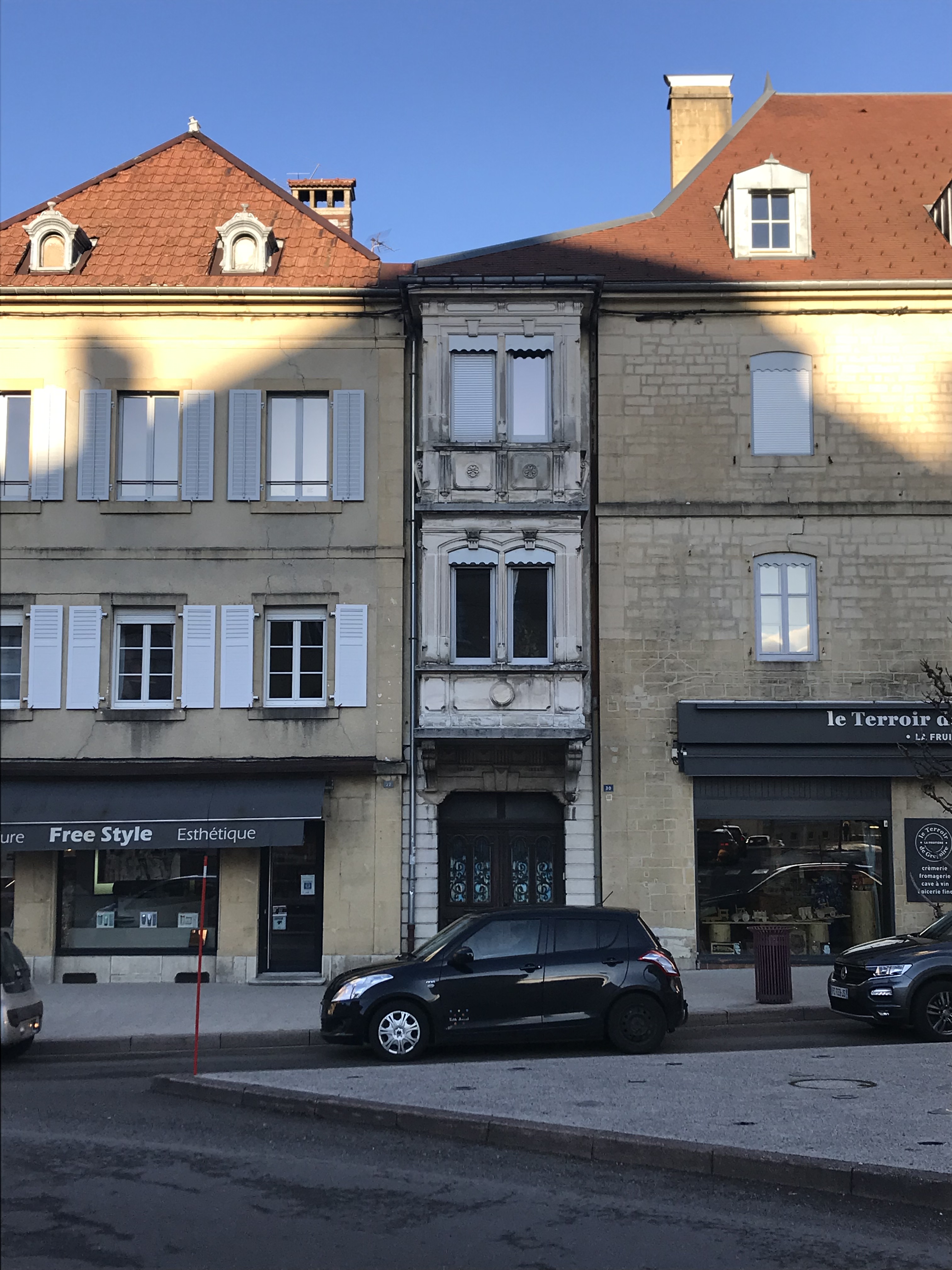 maison étroite à oriel