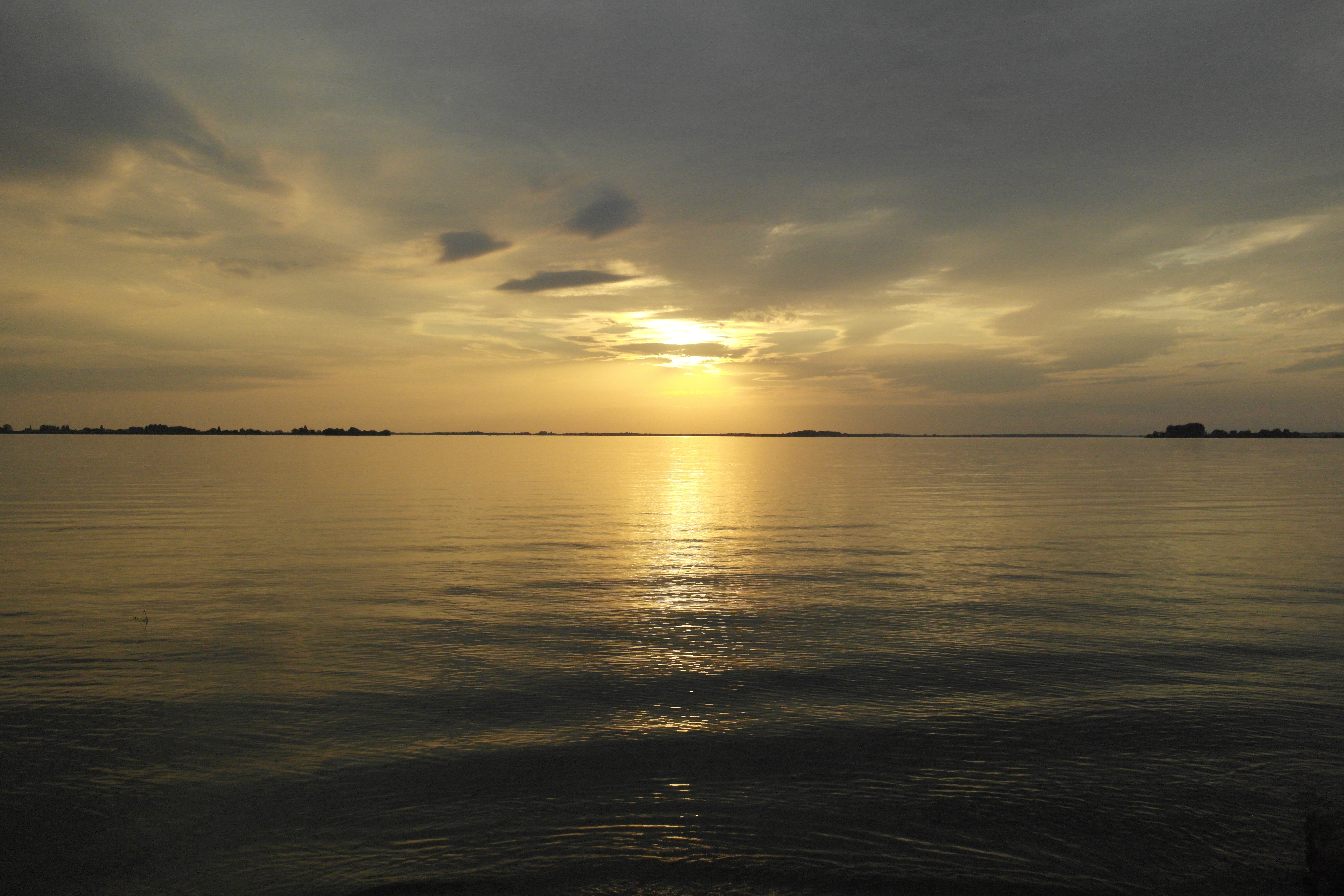 coucher de soleil sur un lac