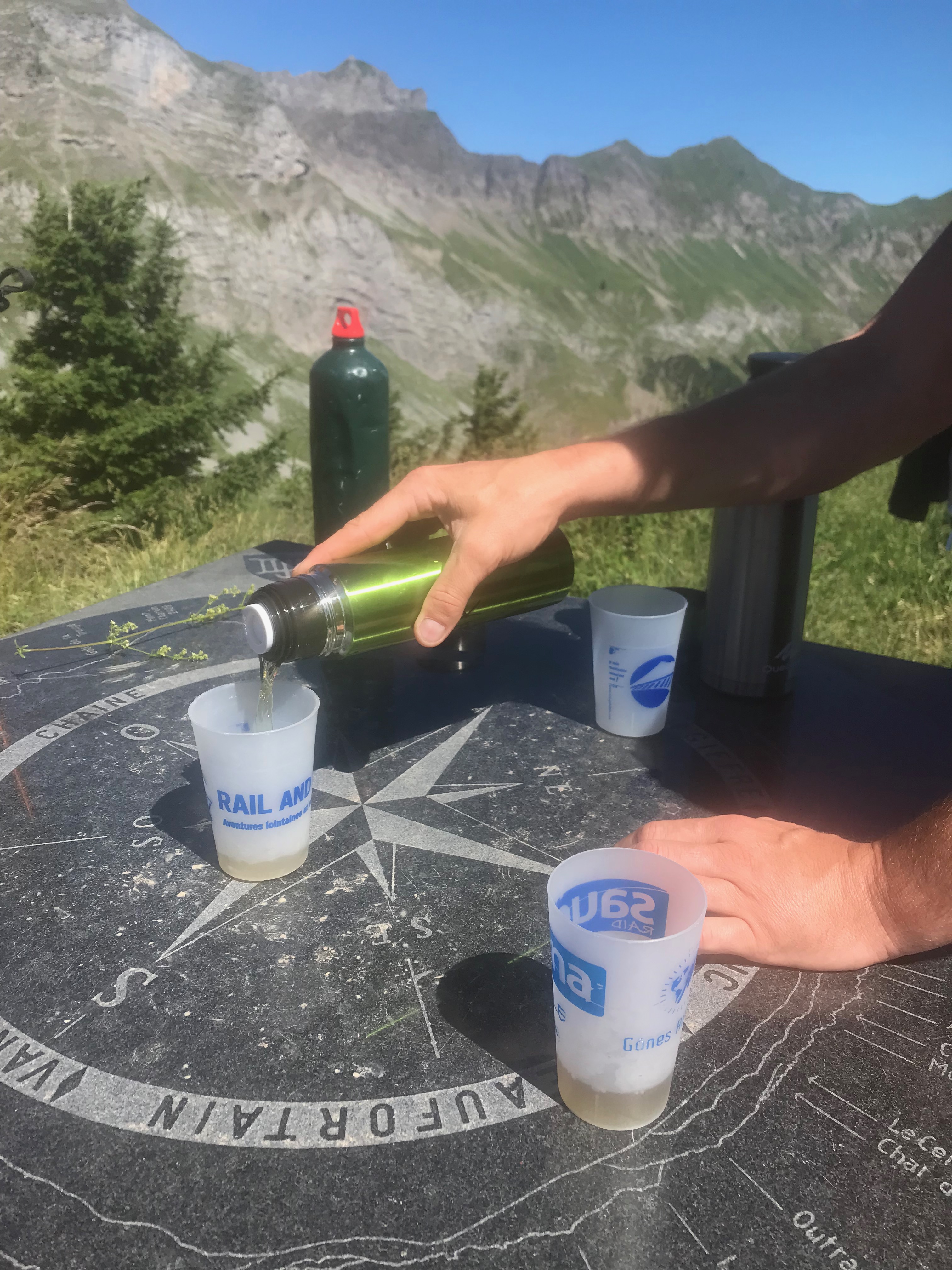 verres de tisane et thermos praz vechin