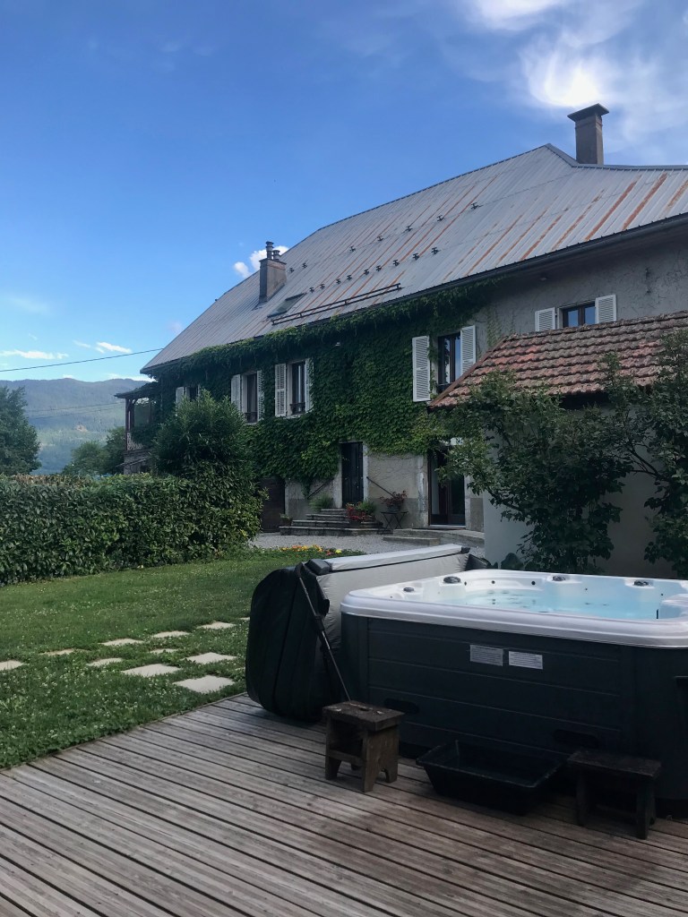 gîte maison ancienne avec lierre grimpant, jacuzzi