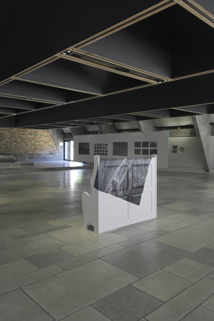 intérieur du centre d'art, banc décoré en premier plan