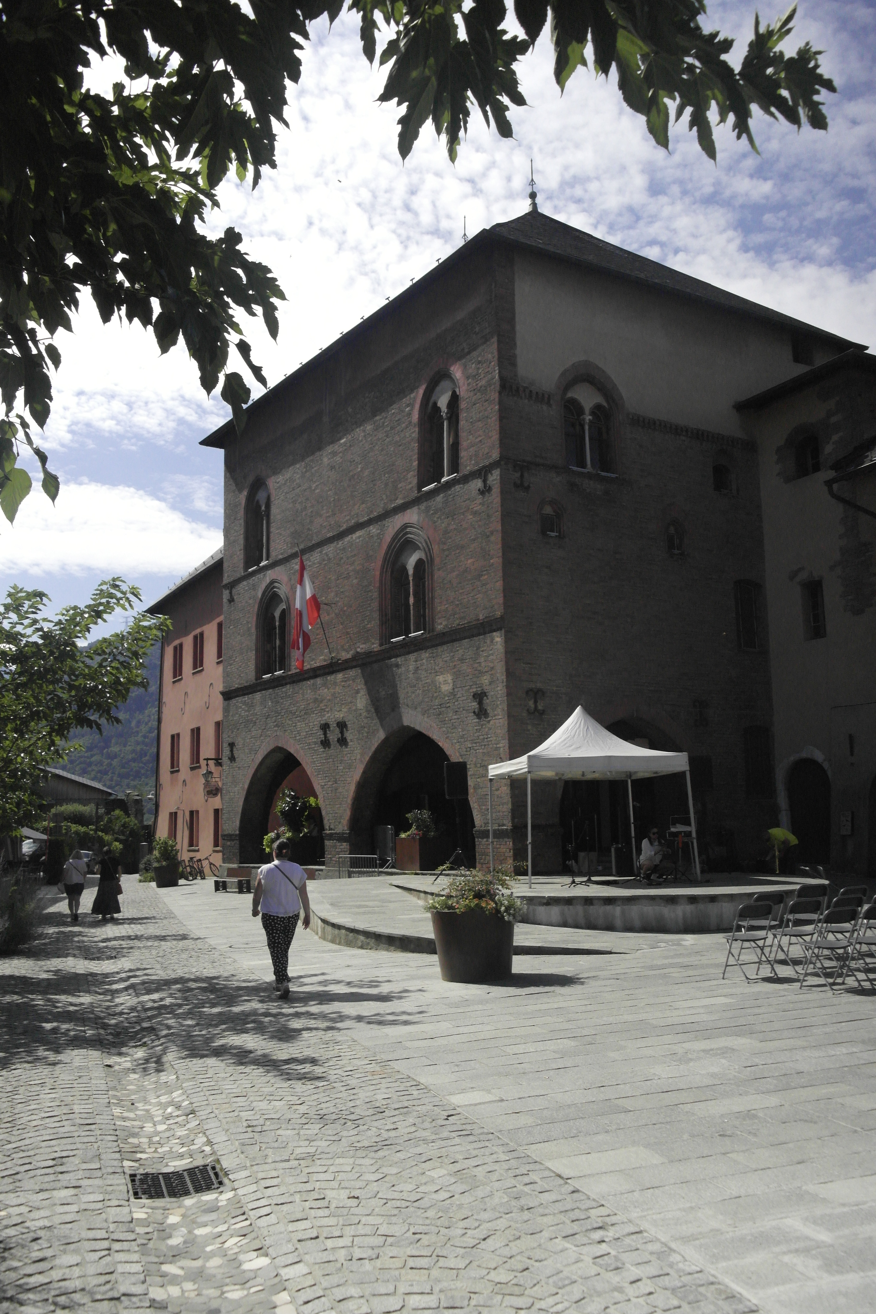 grande maison ancienne avec arcades maison rouge conflans