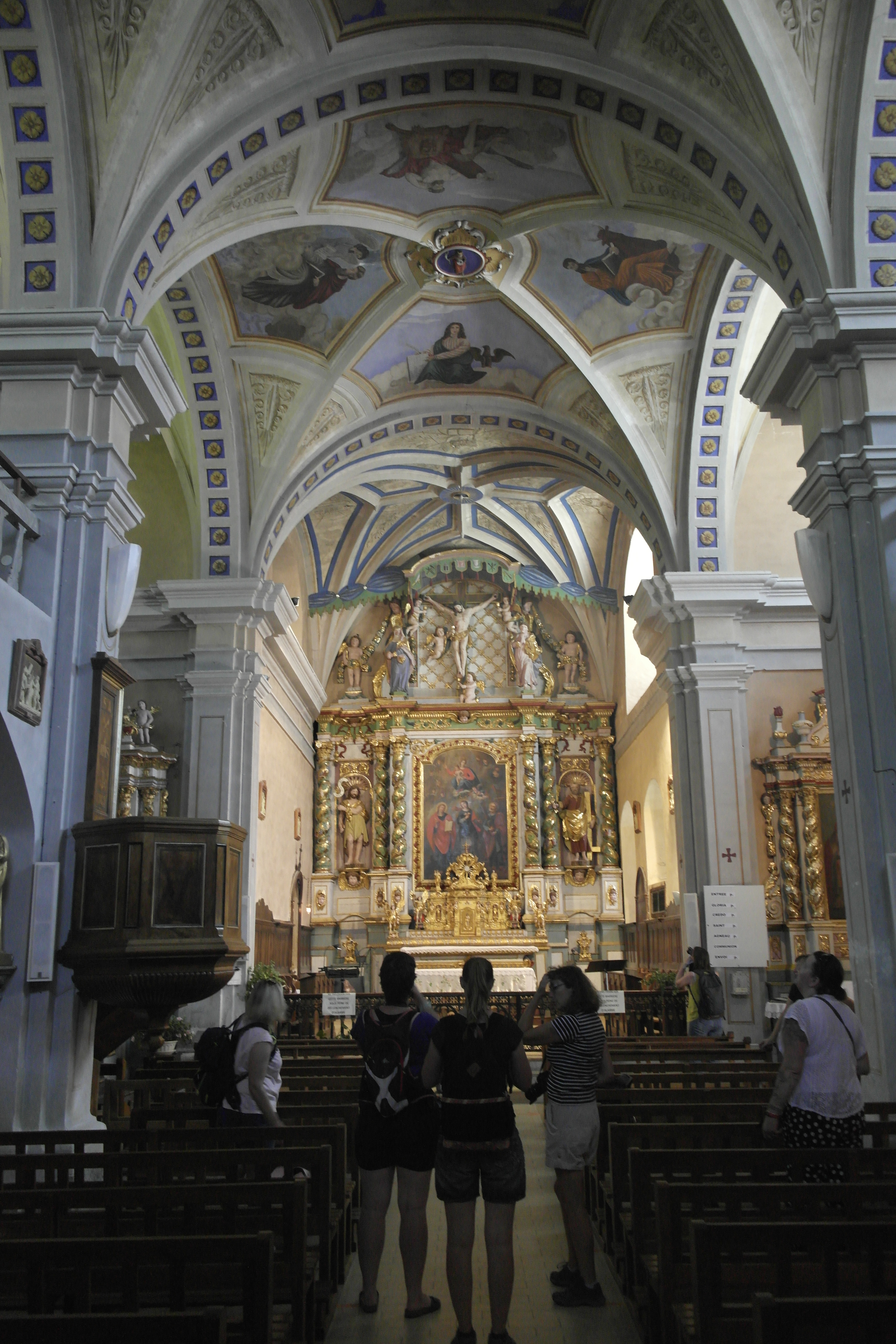 intérieur d'église baroque, richement décoré