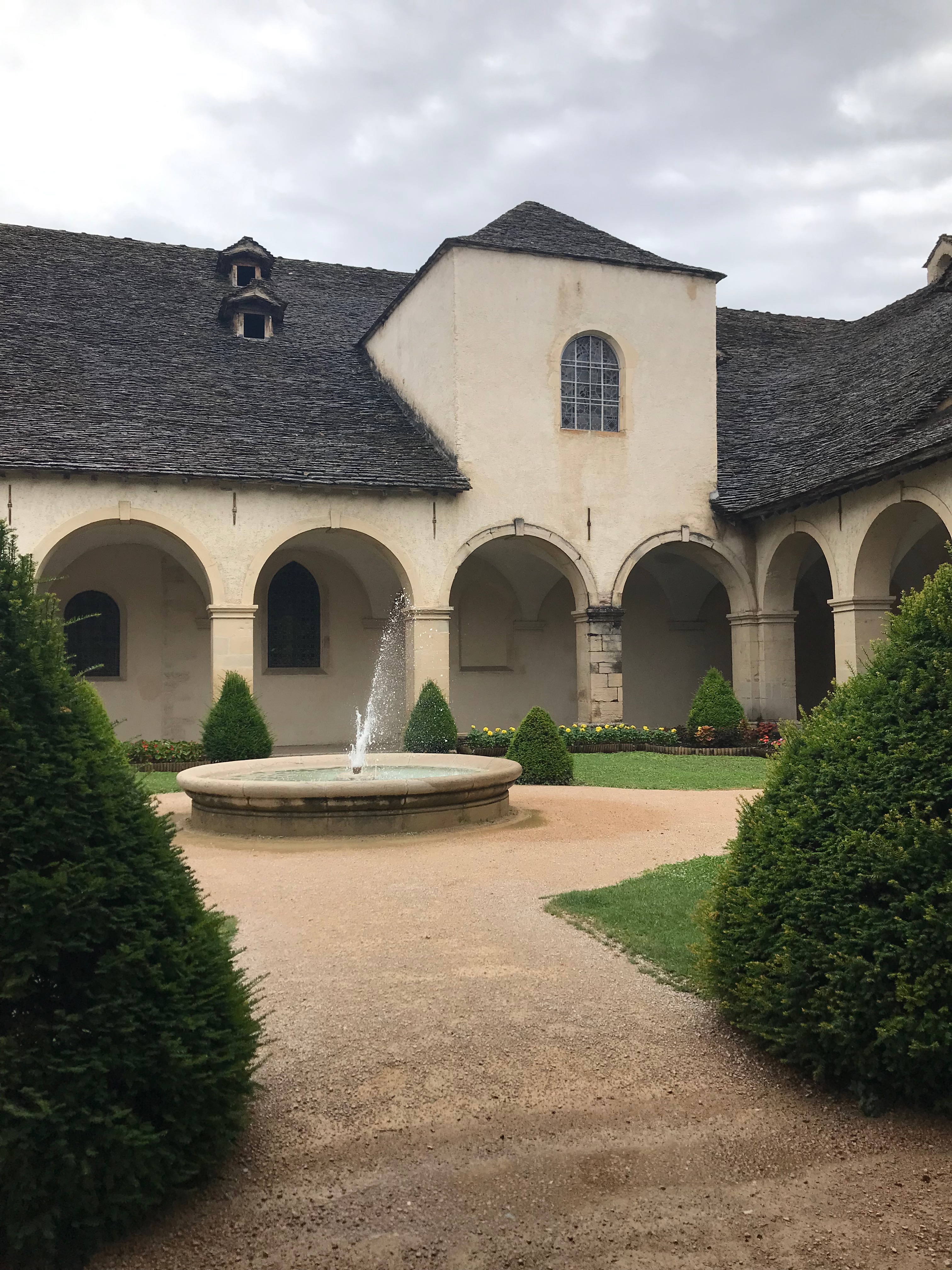 cloître avec une fontaine au milieu
