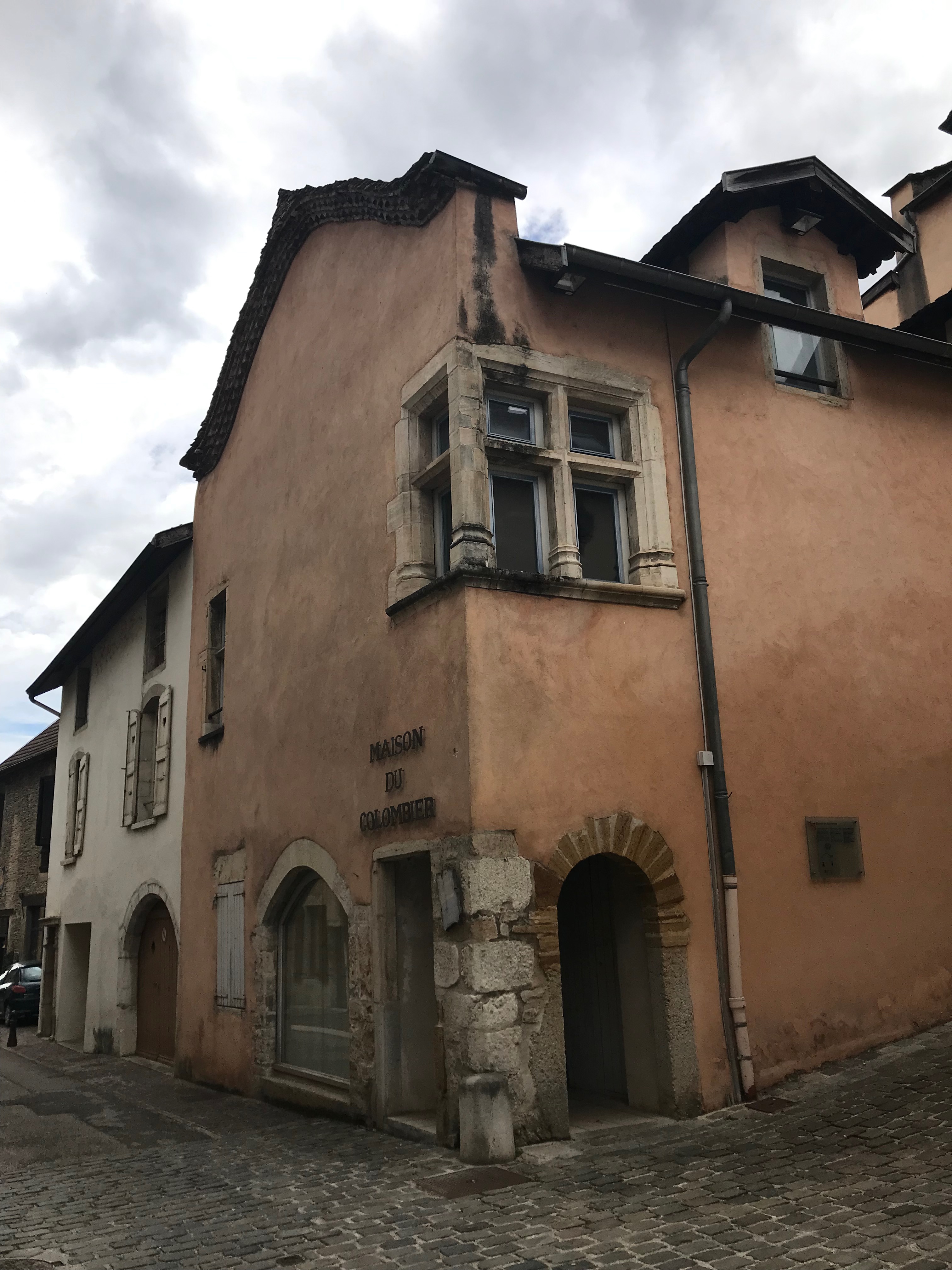 maison avec fenêtre à croisées et meneaux en angle
