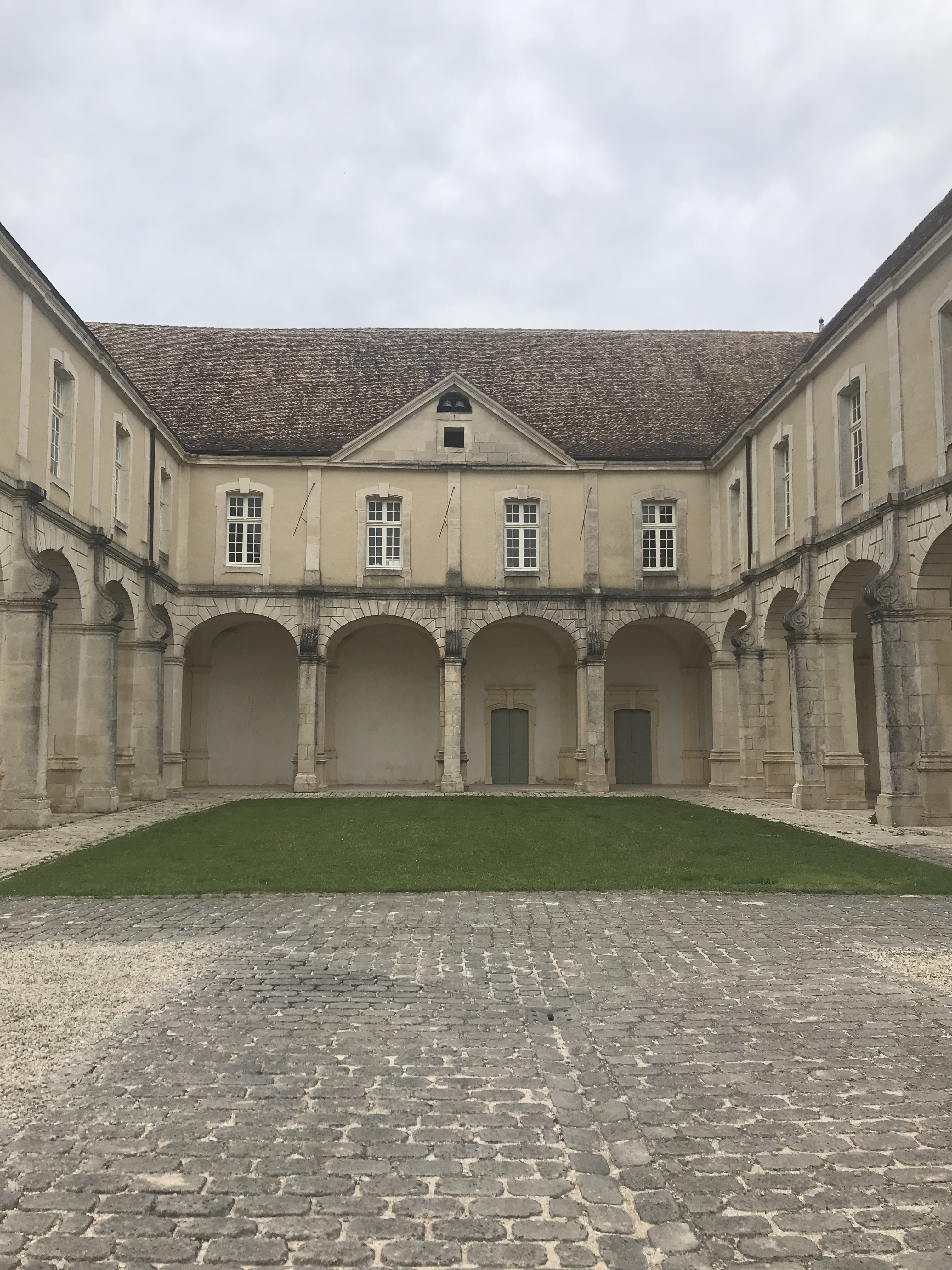 cloître d'abbaye ciel gris