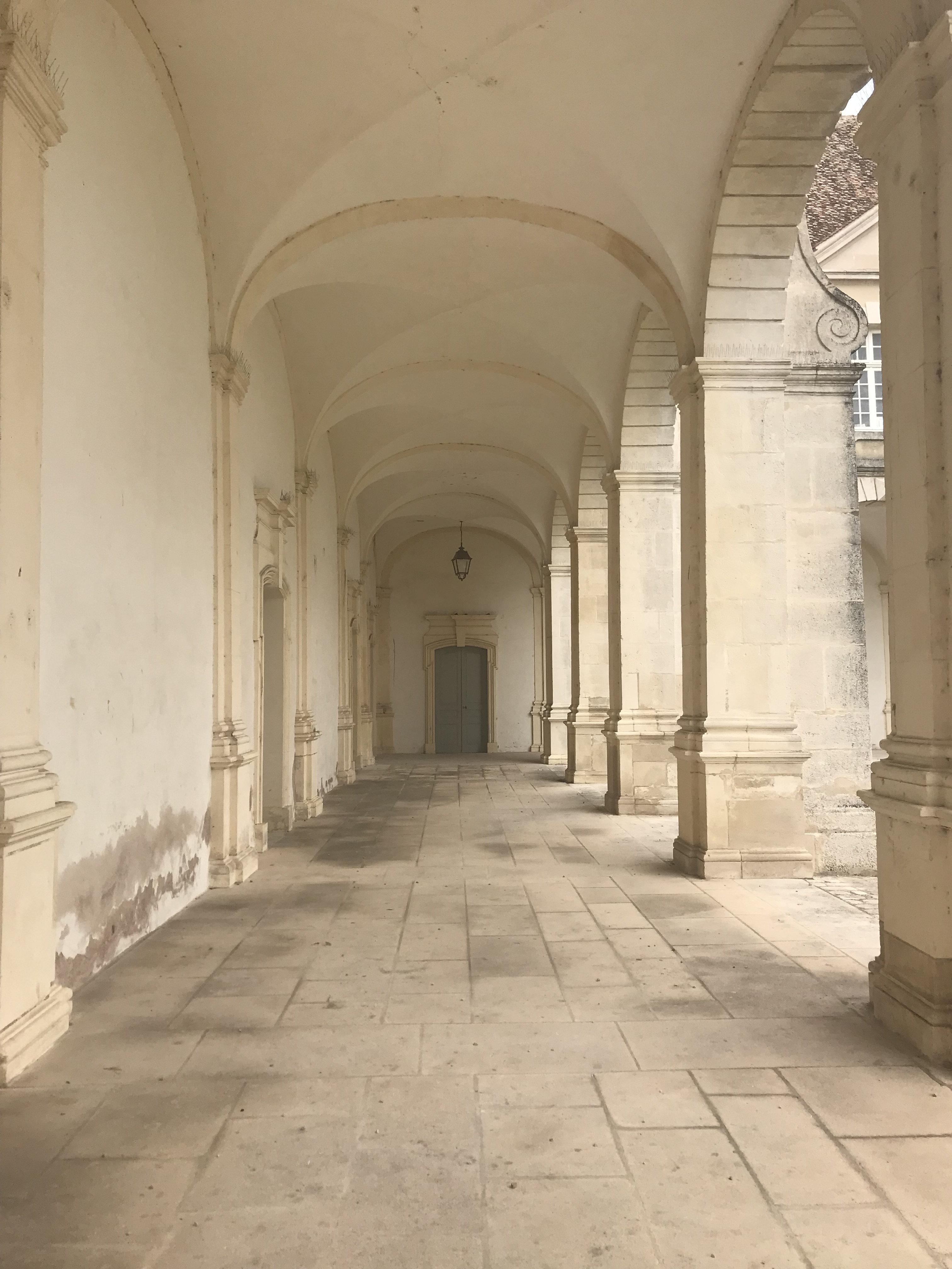 arcades en anses de panier, enduites beige clair