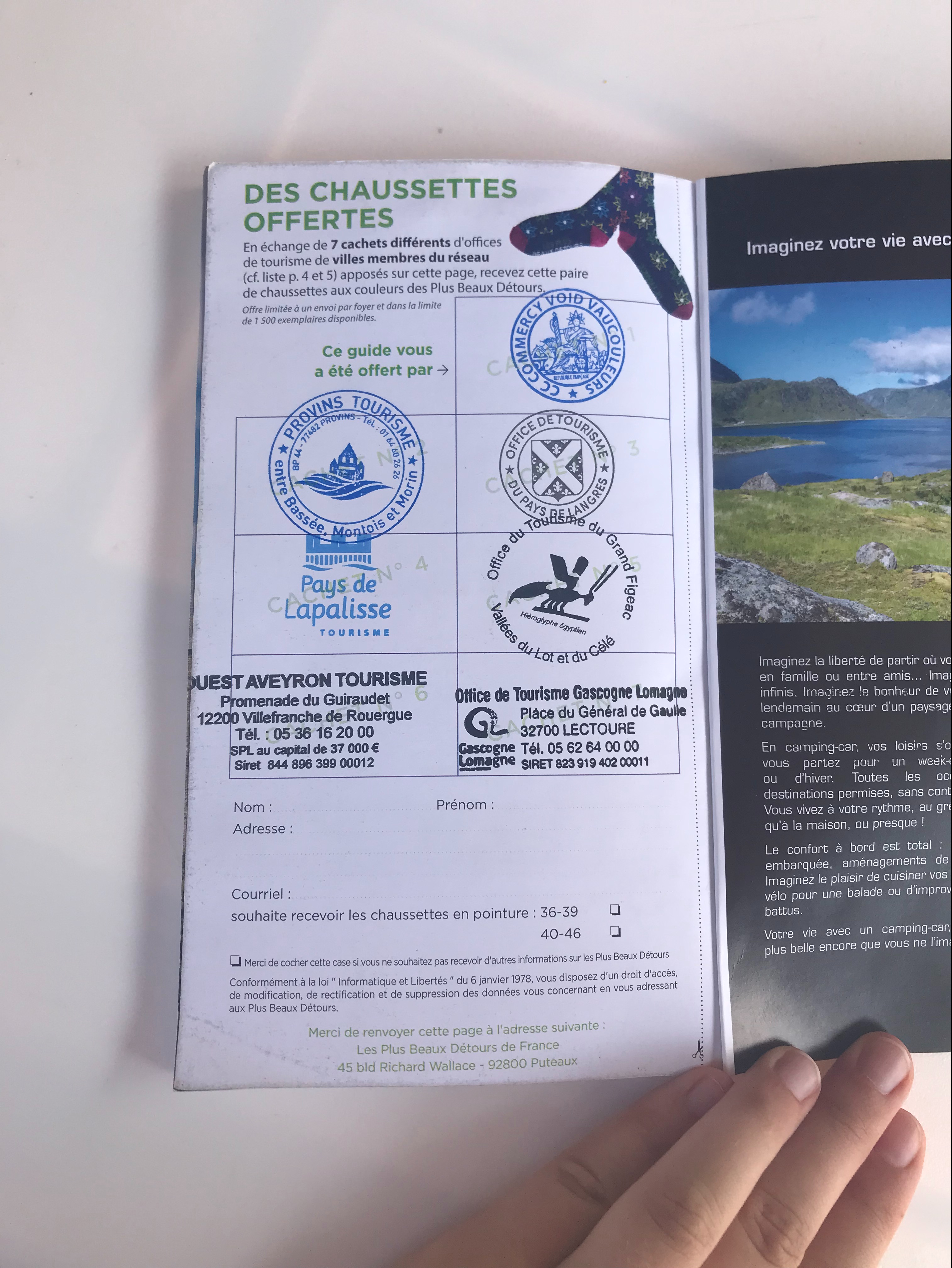 dernière page du guide des 100 plus beaux détours de France, avec les tampons de 7 offices de tourisme