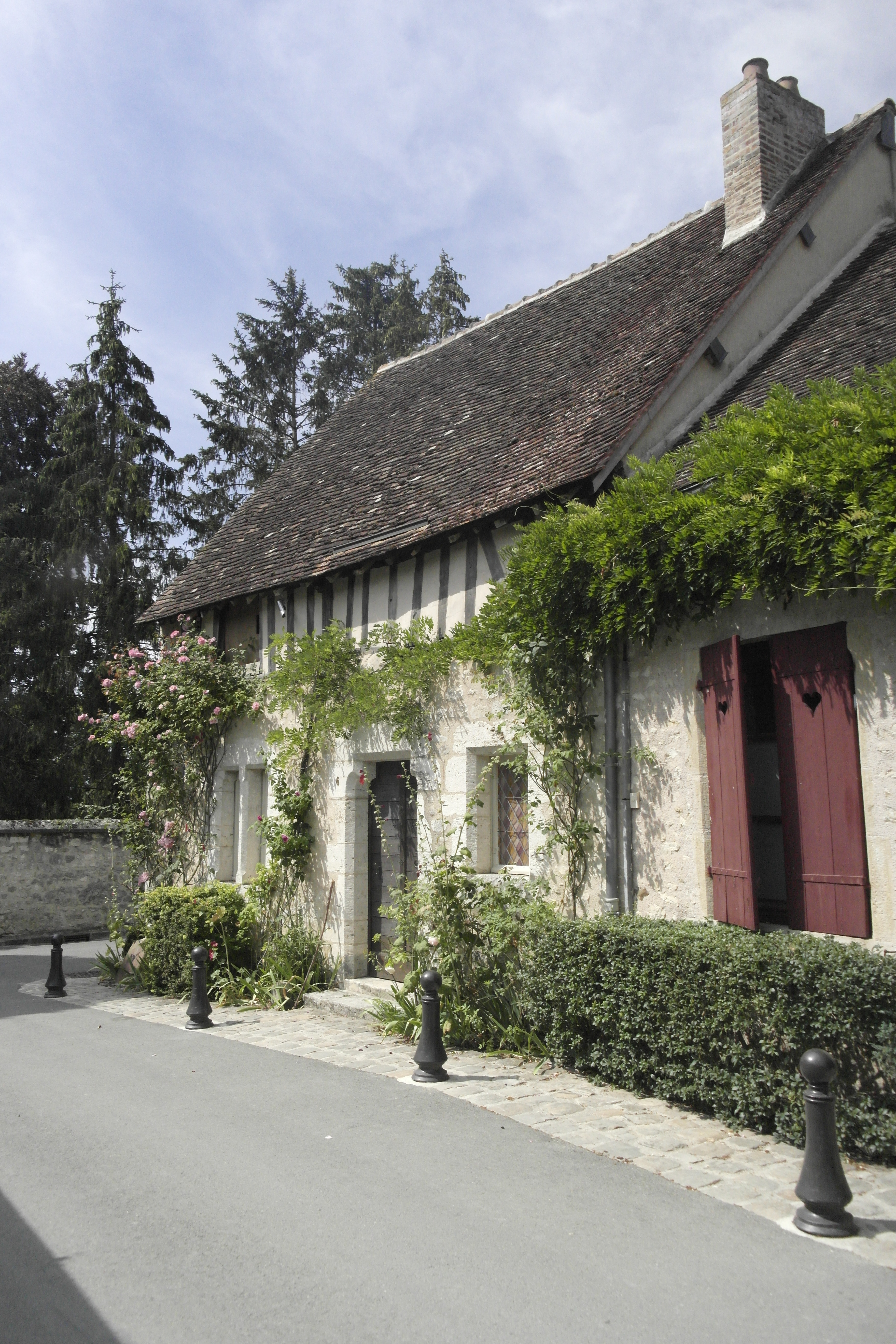 maison rustique avec plantes grimpantes