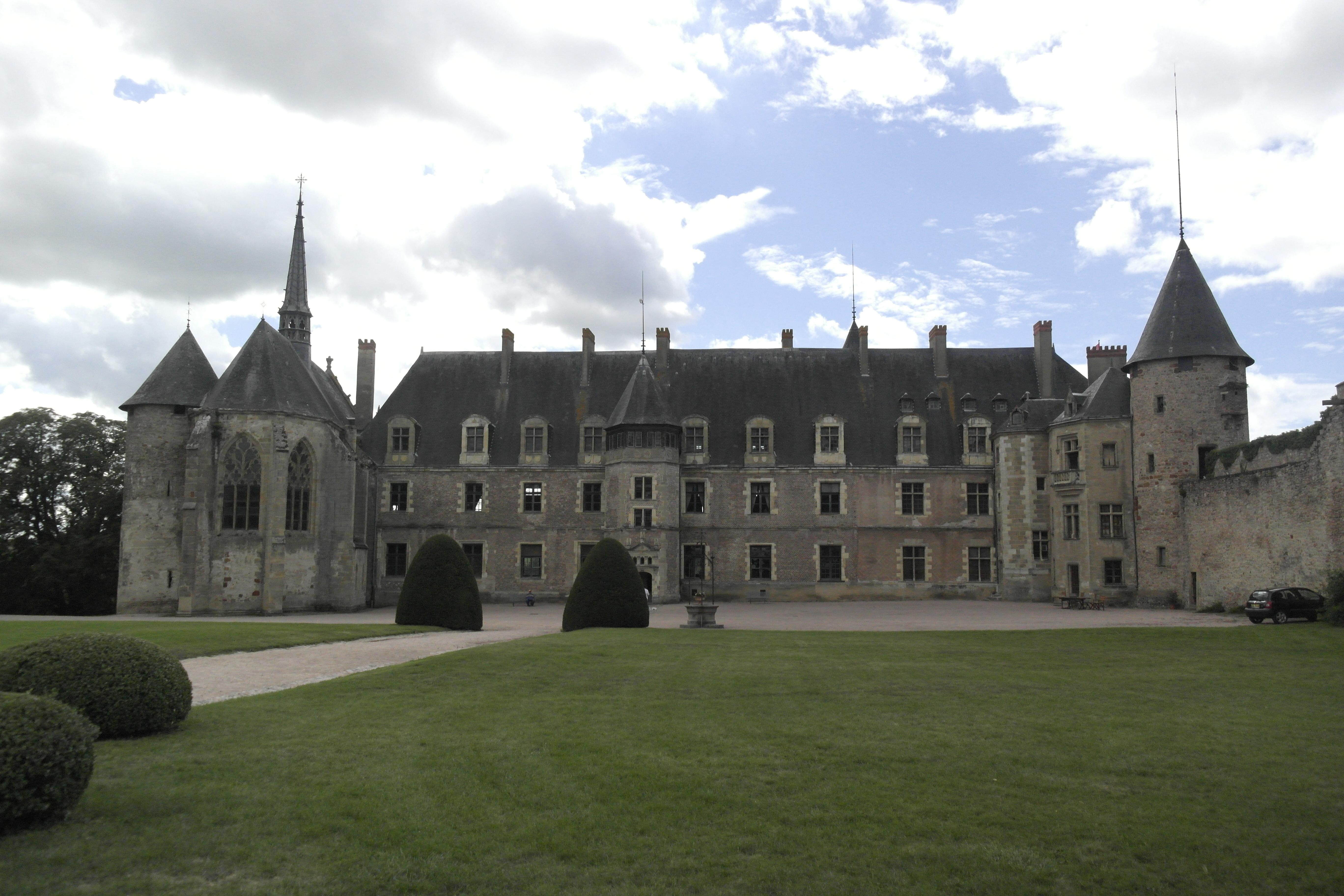 Château avec aux extrêmités une tour et une chapelle