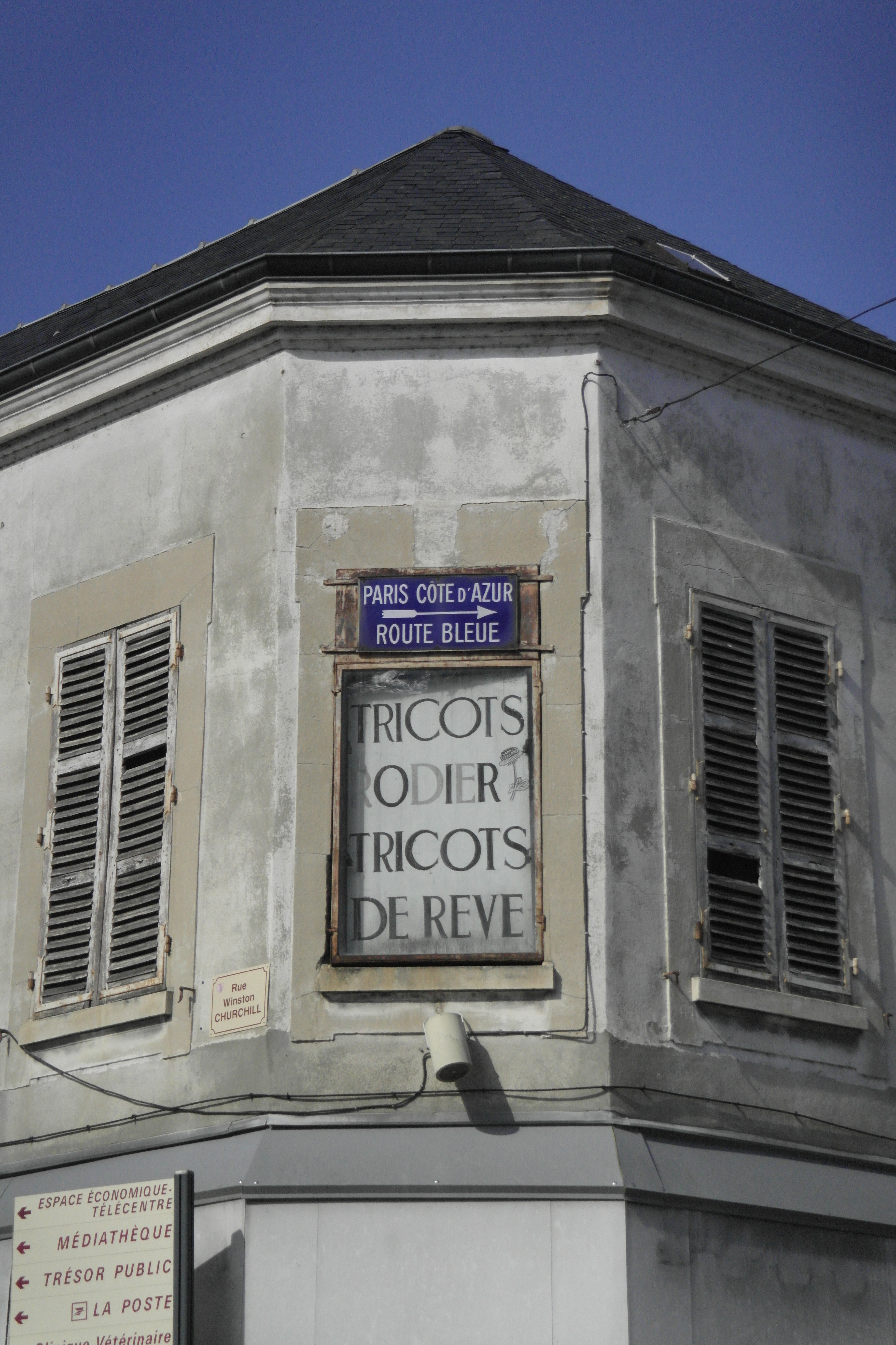 angle de maison, premier étage, un panneau annonçant la direction de la route bleue