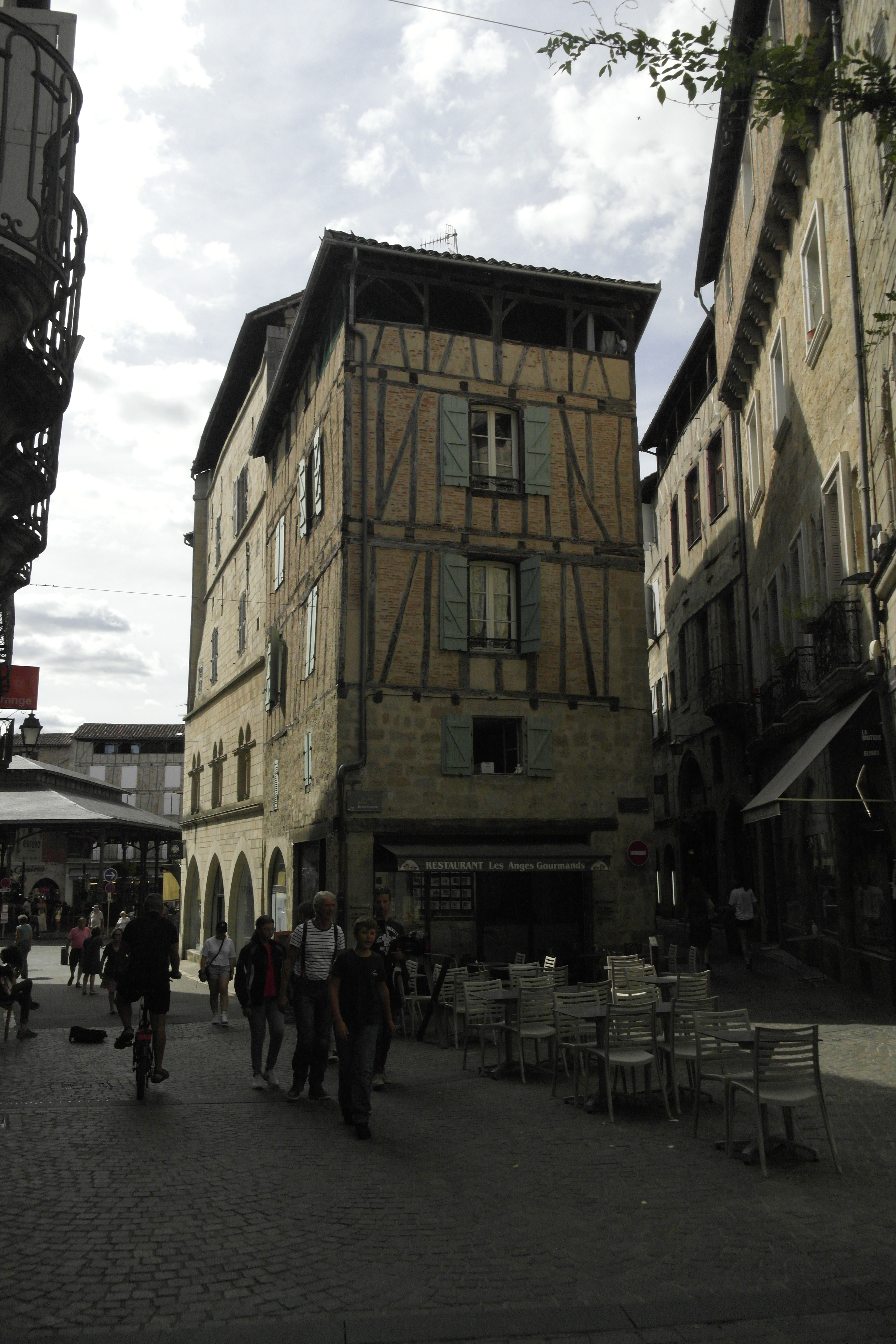angle de rue, une maison de 3 étages étroite à colombages