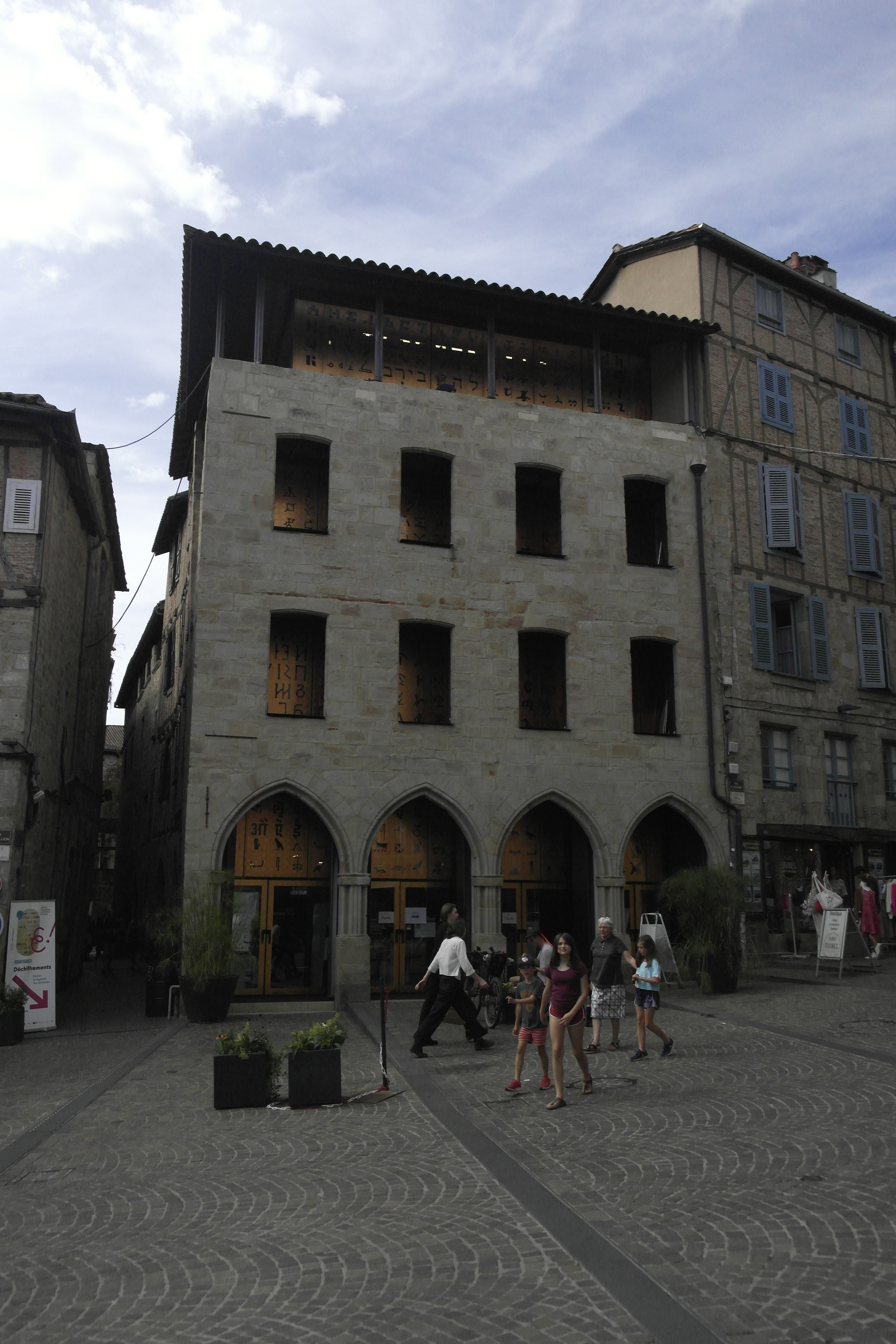 façade double peau pierre et acien corten du musée Champollion