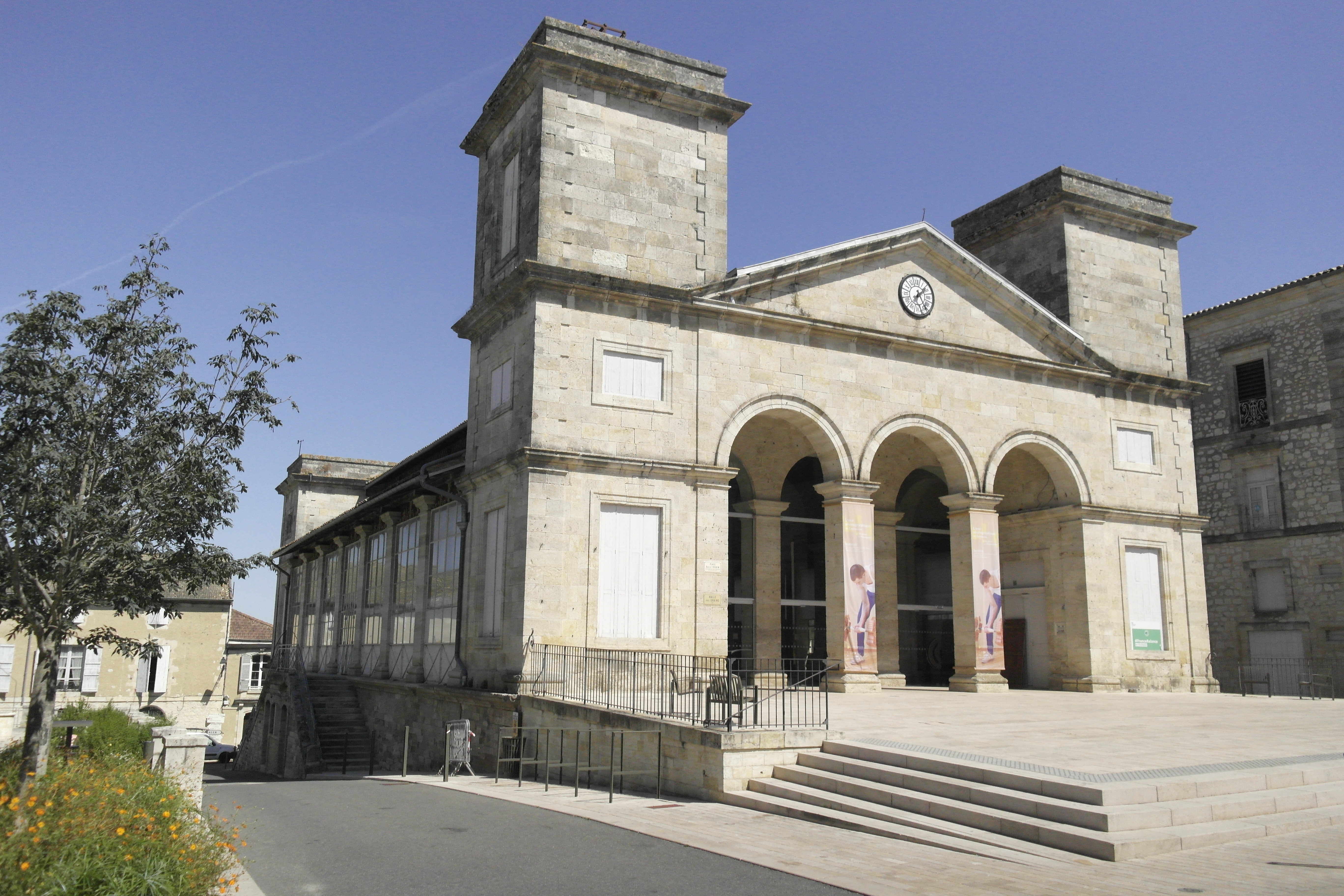 halle aux grains en pierres, néo-classique, restaurée