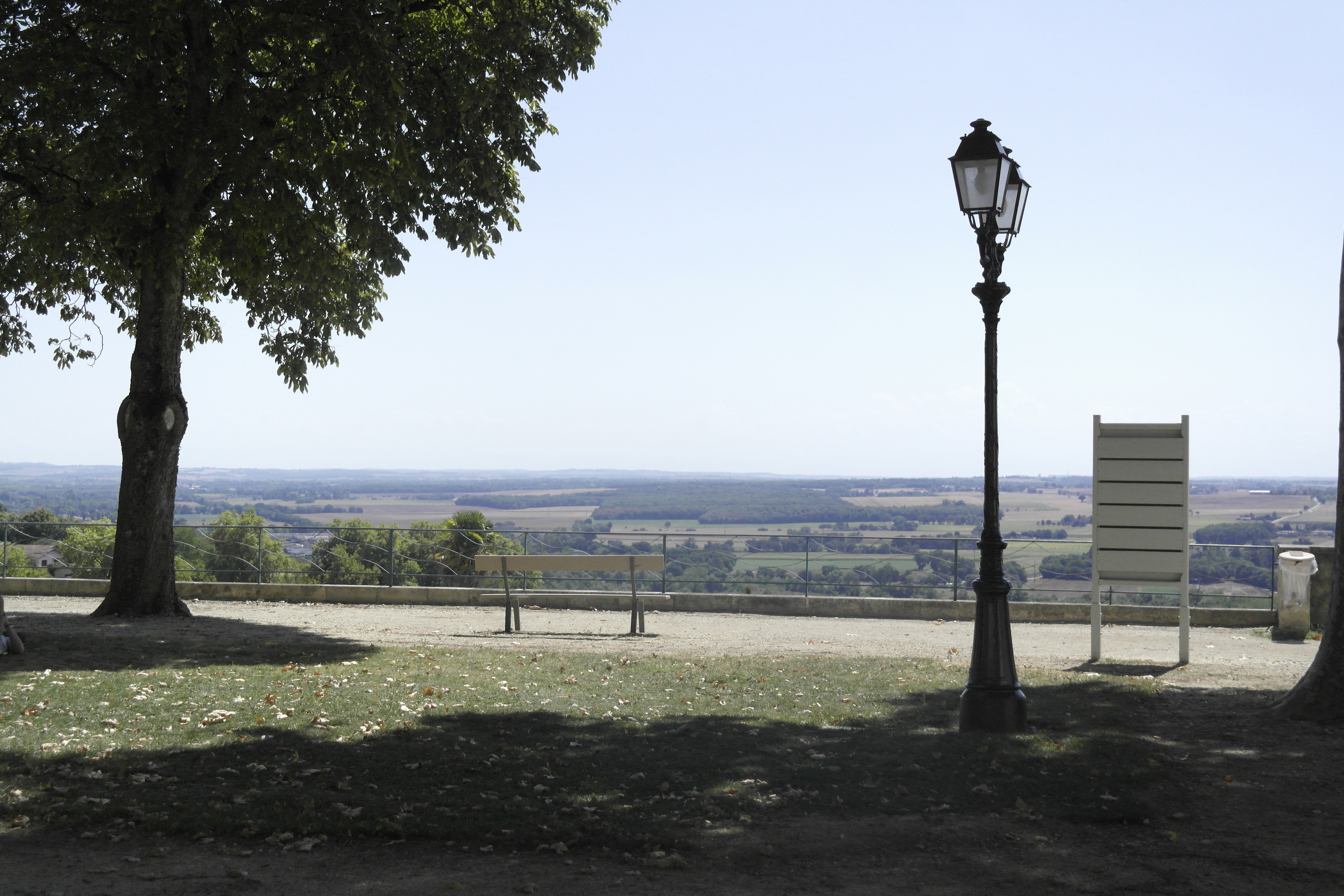 esplanade avec vue sur un paysage agricole