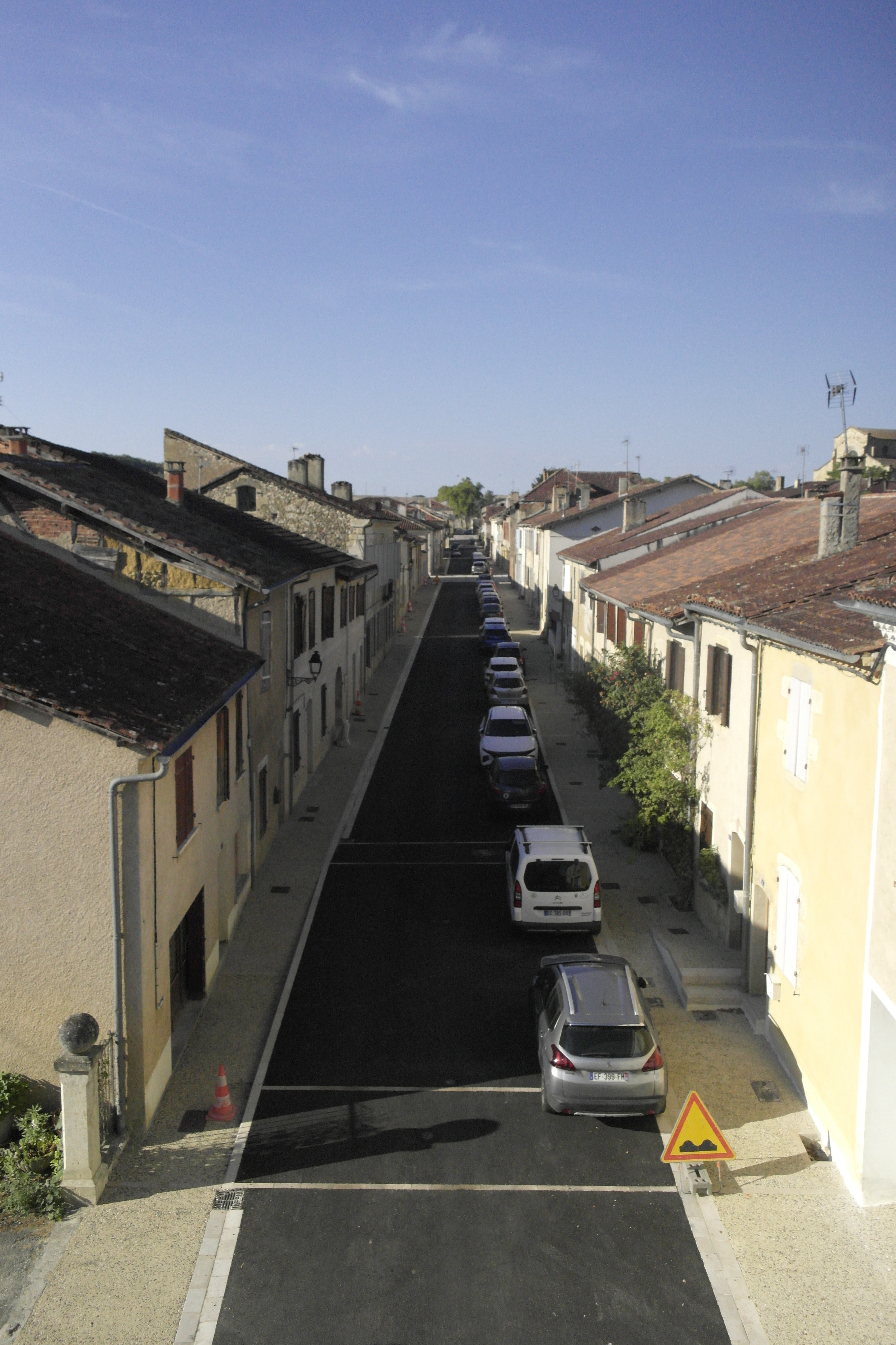 rue rénovée vue en surplomb et maisons basses de chaque côté