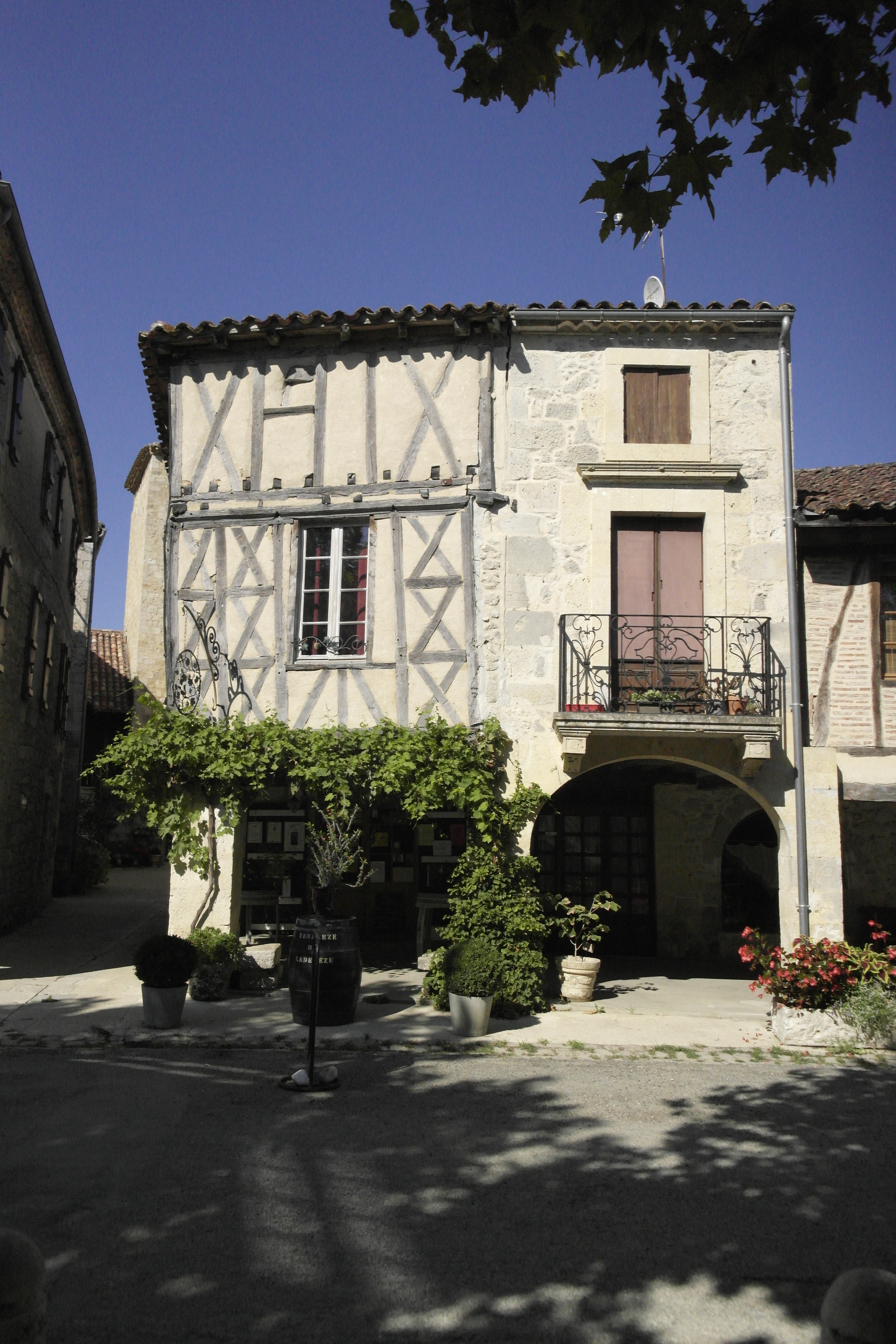 maison de pierre et maison à colombages contigues