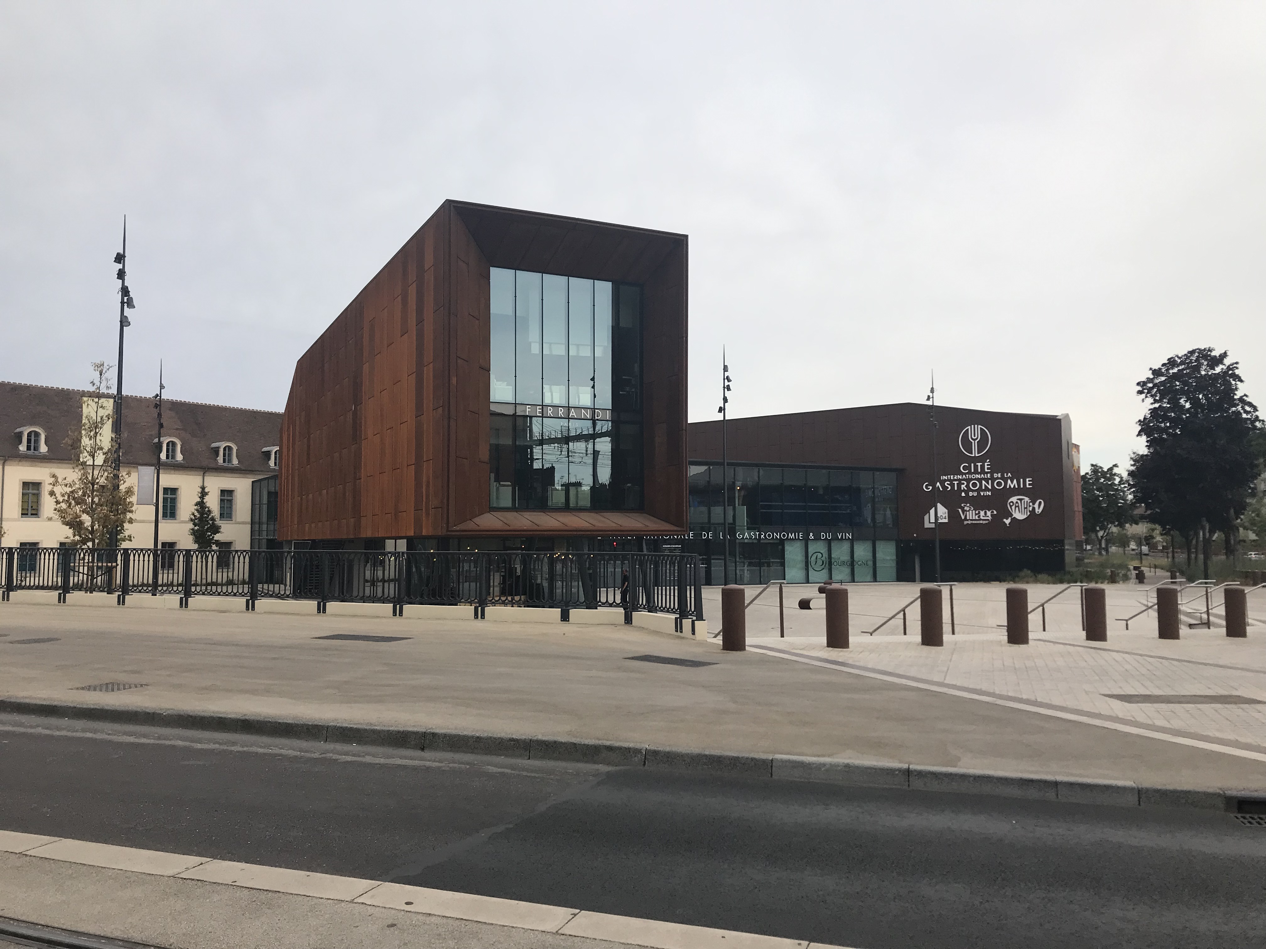 bâtiment contemporain en acier Corten et enseigne Cité de la Gastronomie