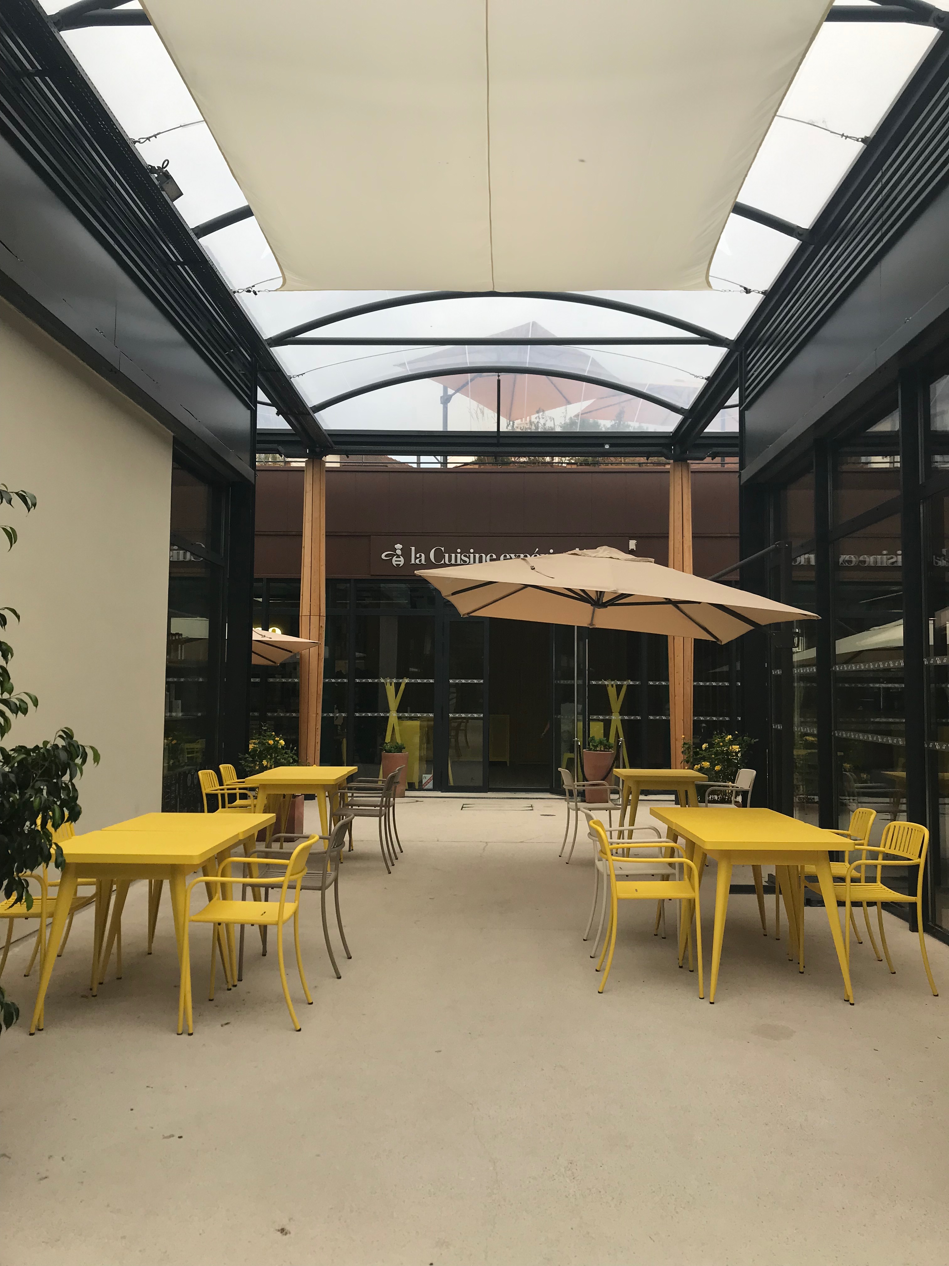 tables jaunes sous une verrière