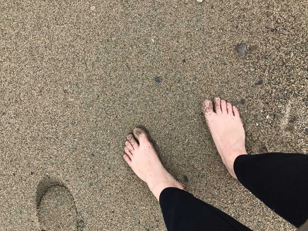 2 pieds dans le sable