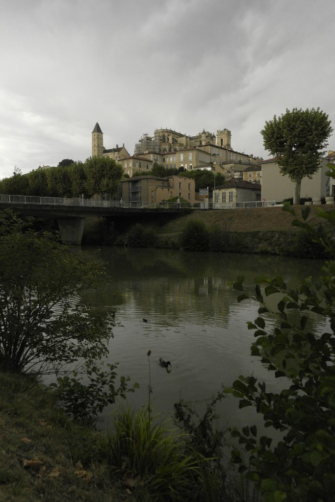 ville haute avec la rivière au premier plan