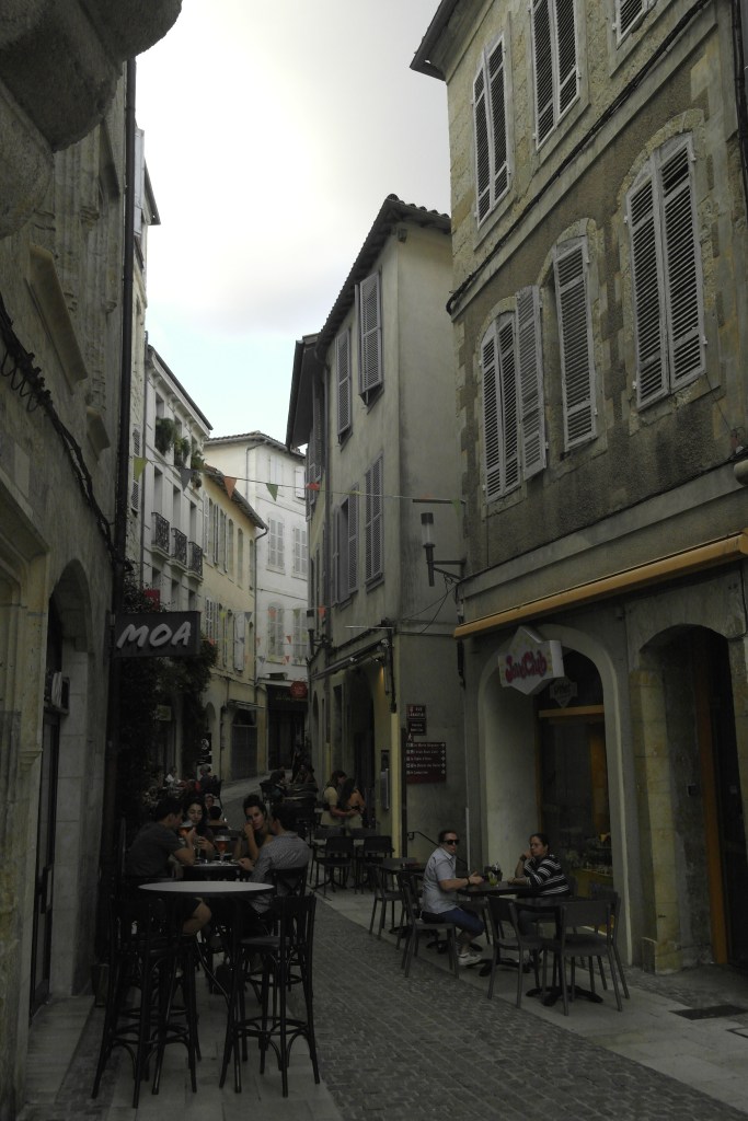 ruelle avec terrasses de bar