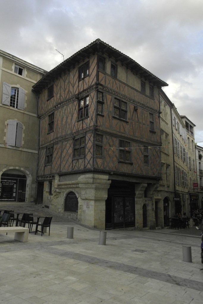 maison d'angles à pans de bois