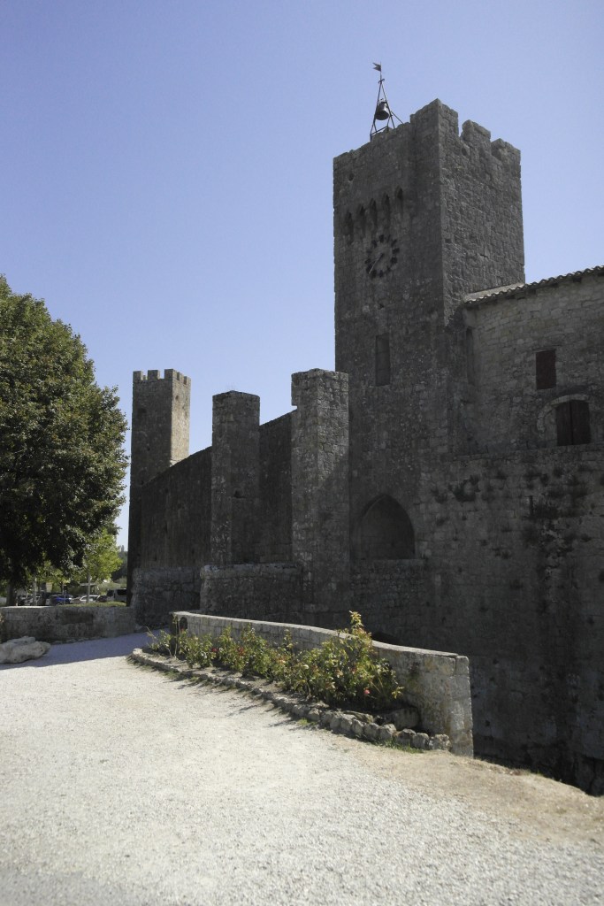 tour et pont en pierre