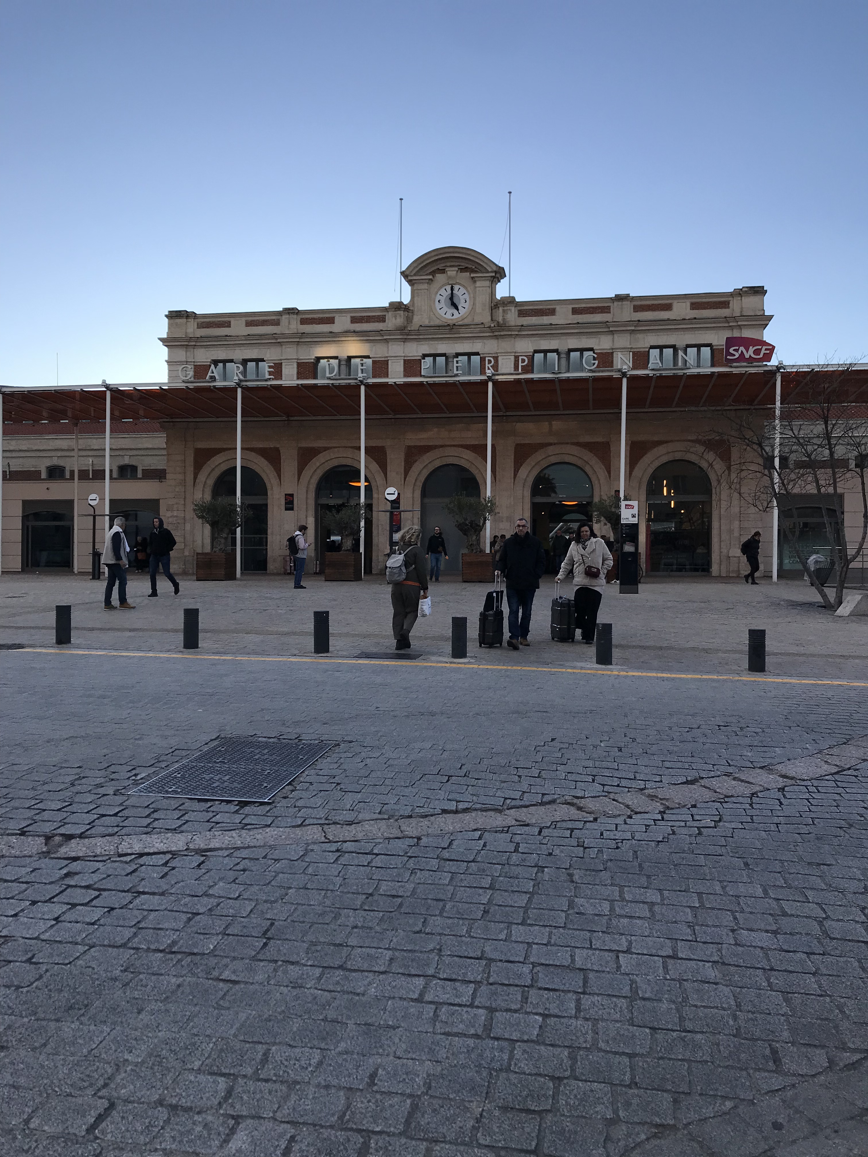 parvis de gare au soleil tombant