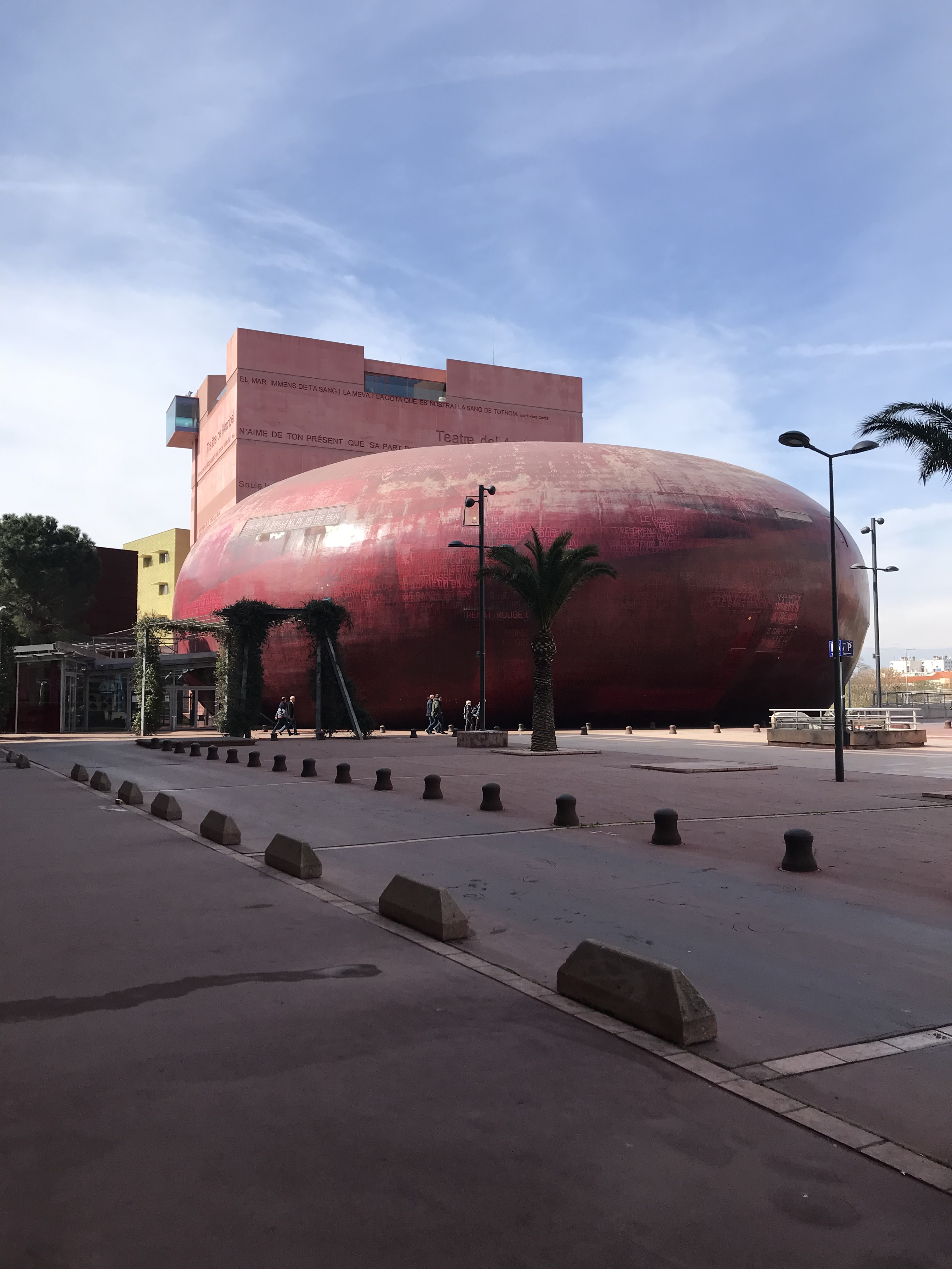 theatre en forme d'oeuf rouge