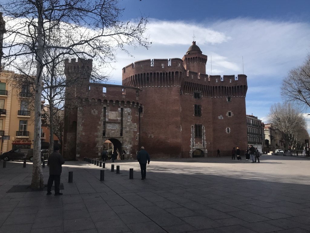 chateau avec place devant