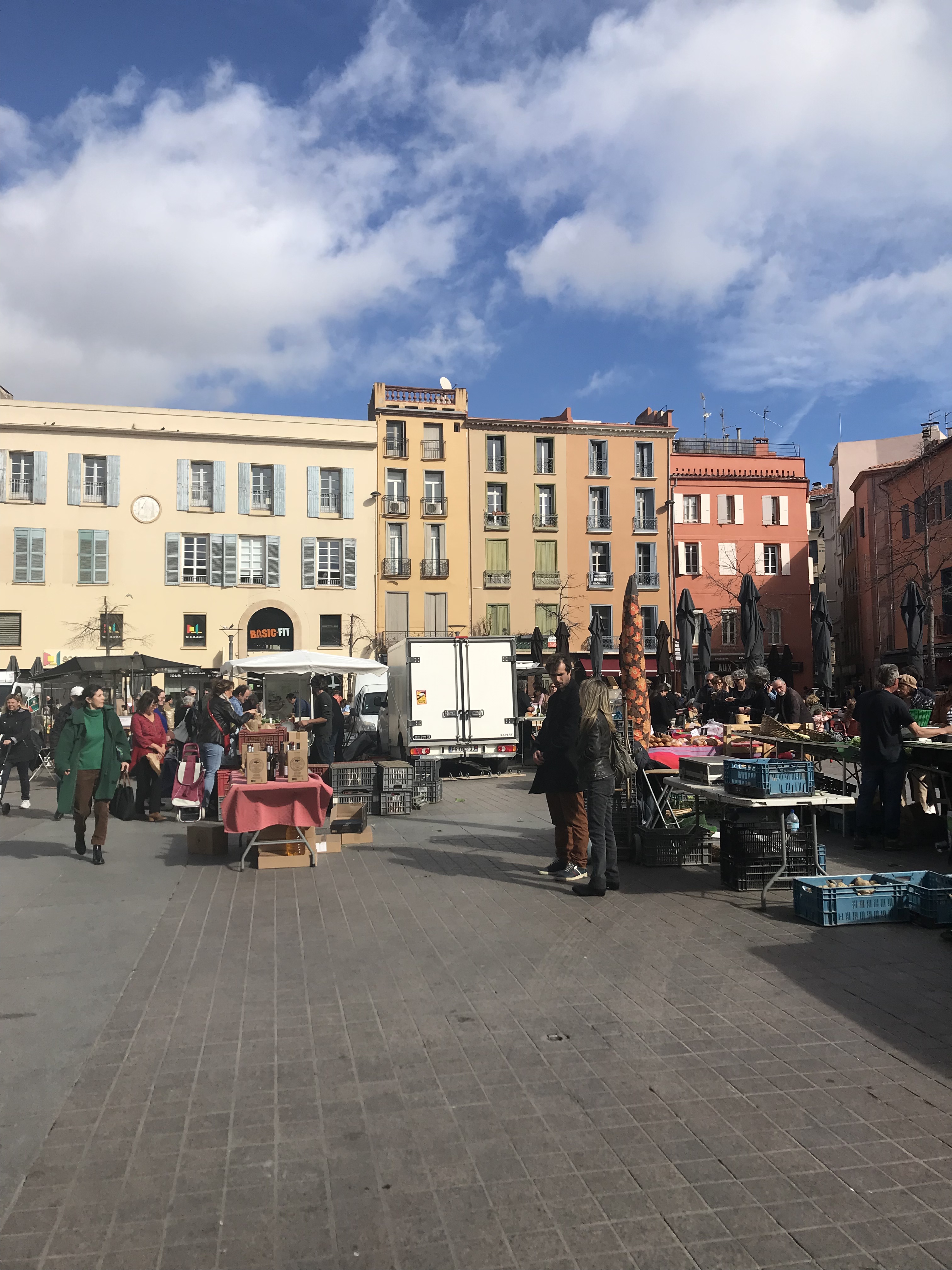 place avec façades colorées et stands de marché