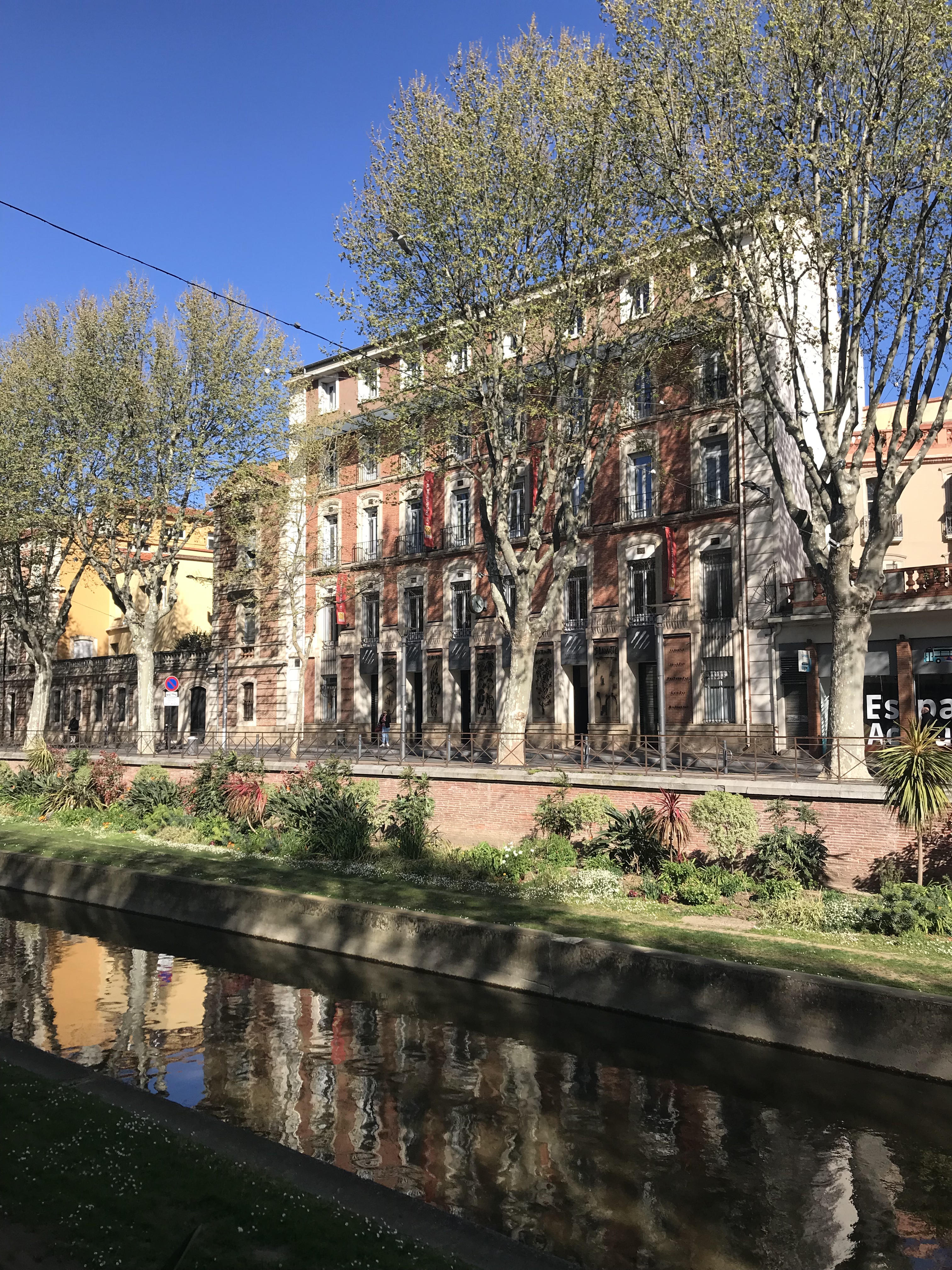 façade rouge avec rivière en premier plan
