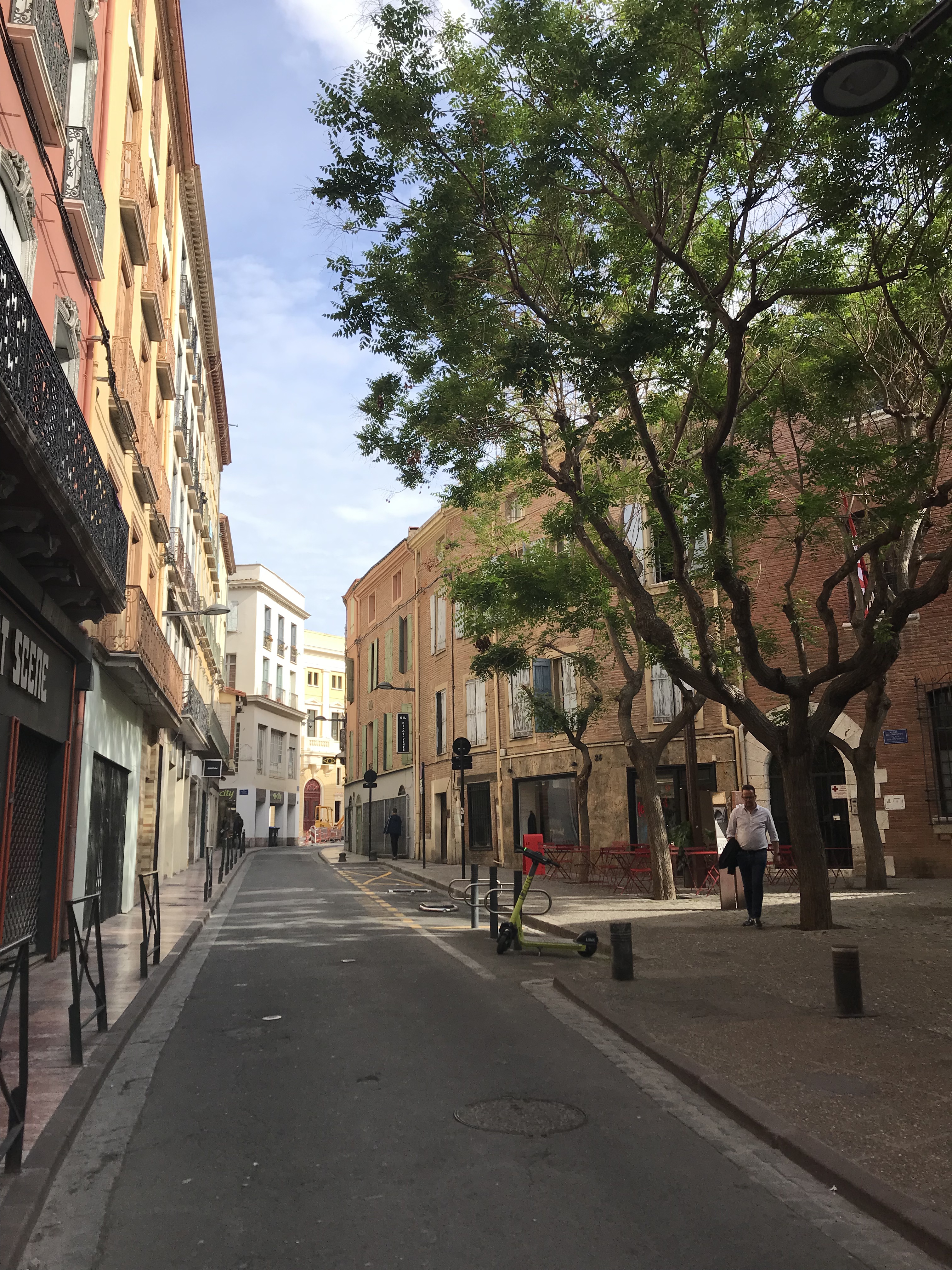 rue, ciel bleu, façades rouges