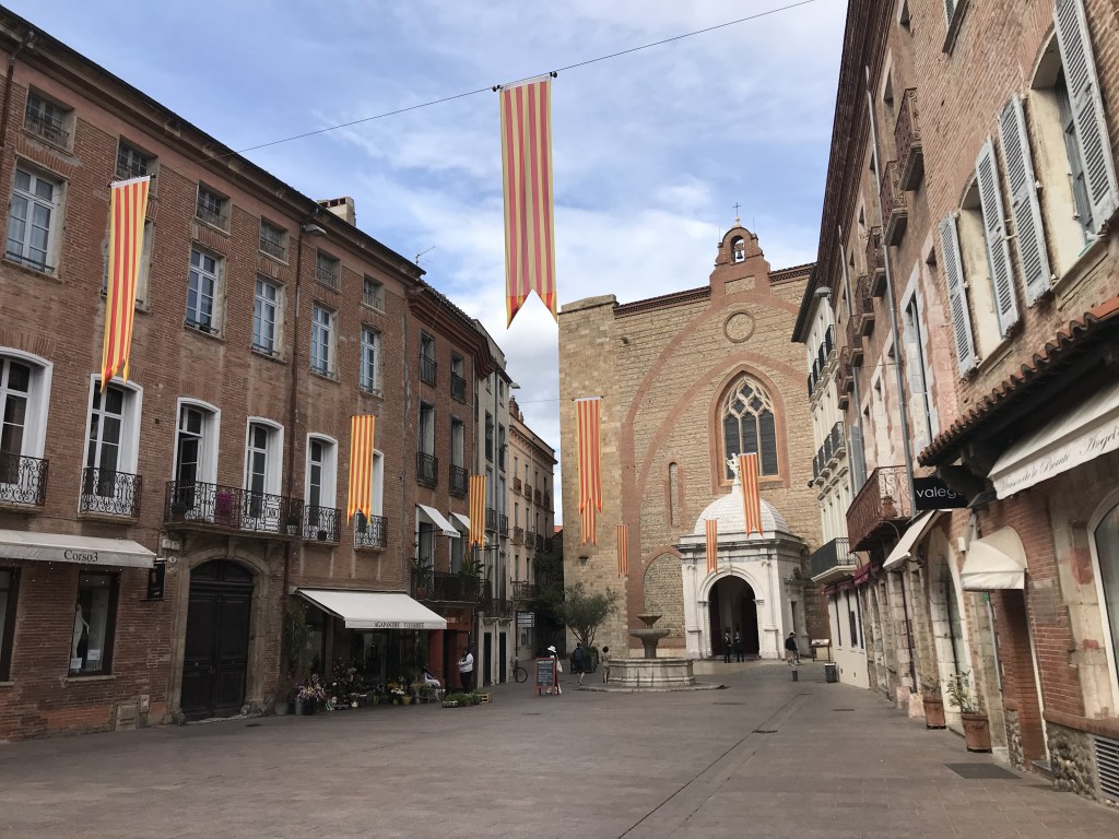 cathédrale et son parvis, façades rouges, fanions catalans