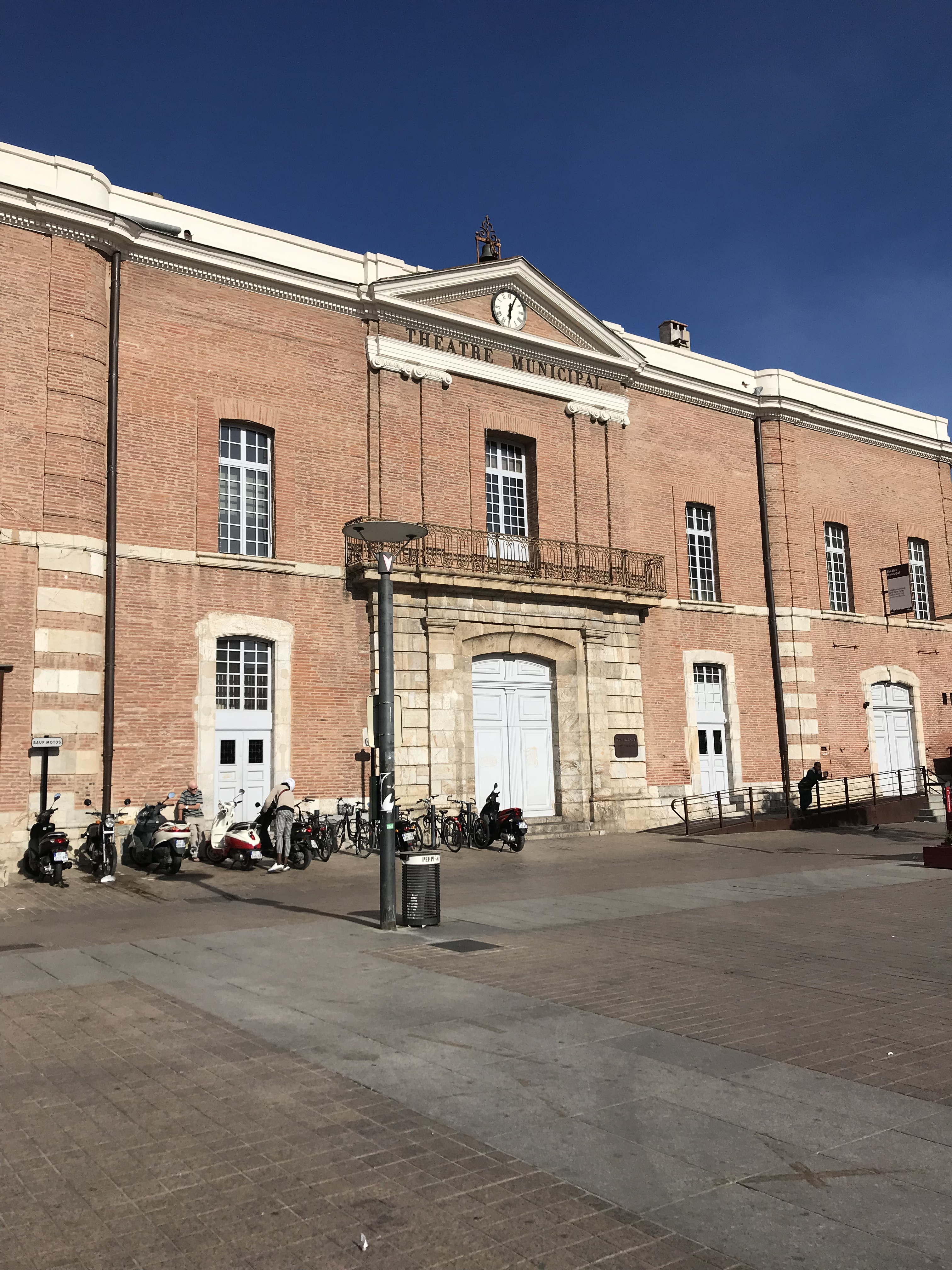 façades en briques avec fronton