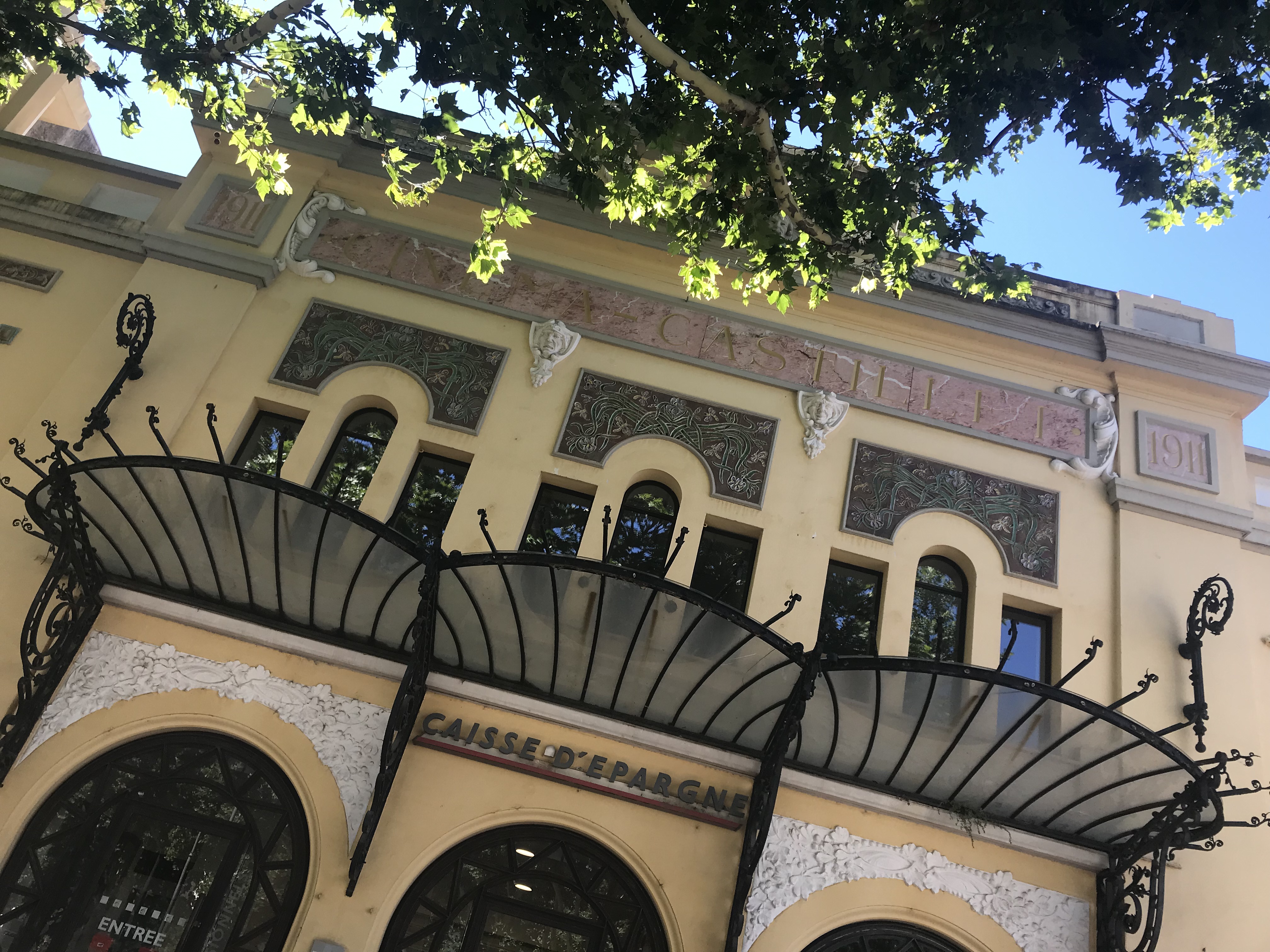 façade art nouveau jaune avec large marquise