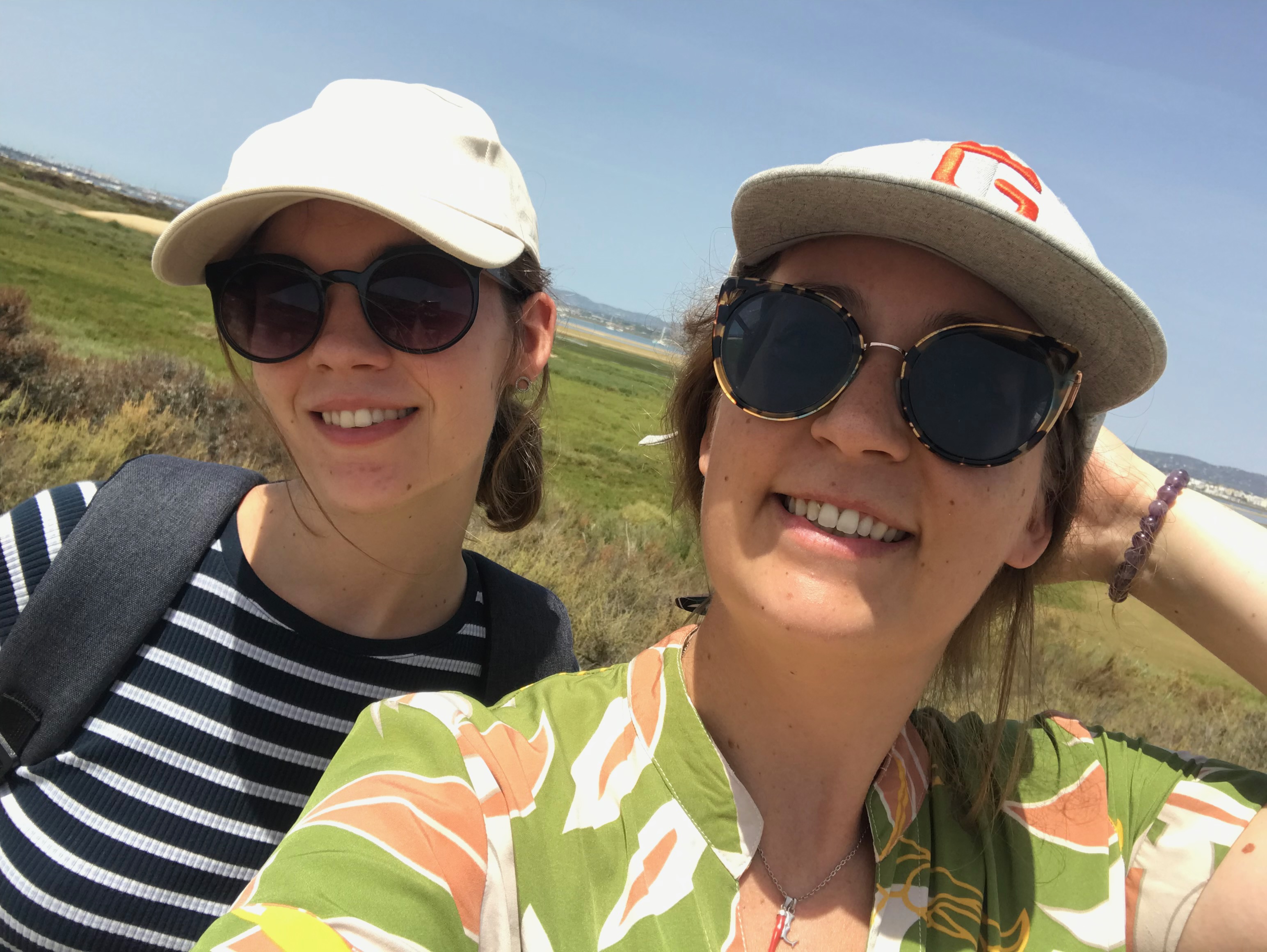 deux soeurs, paysage vert derrière